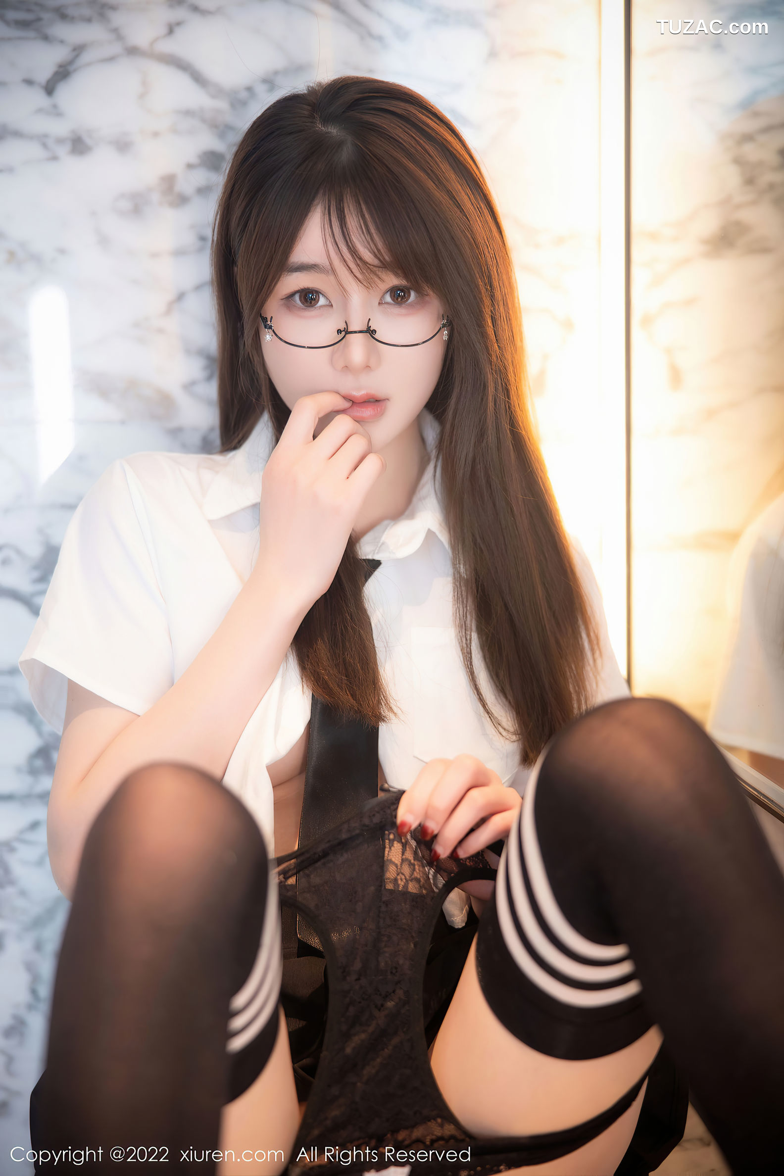 XiuRen-No.5365-婠婠么-学生白衫黑短裙黑丝袜