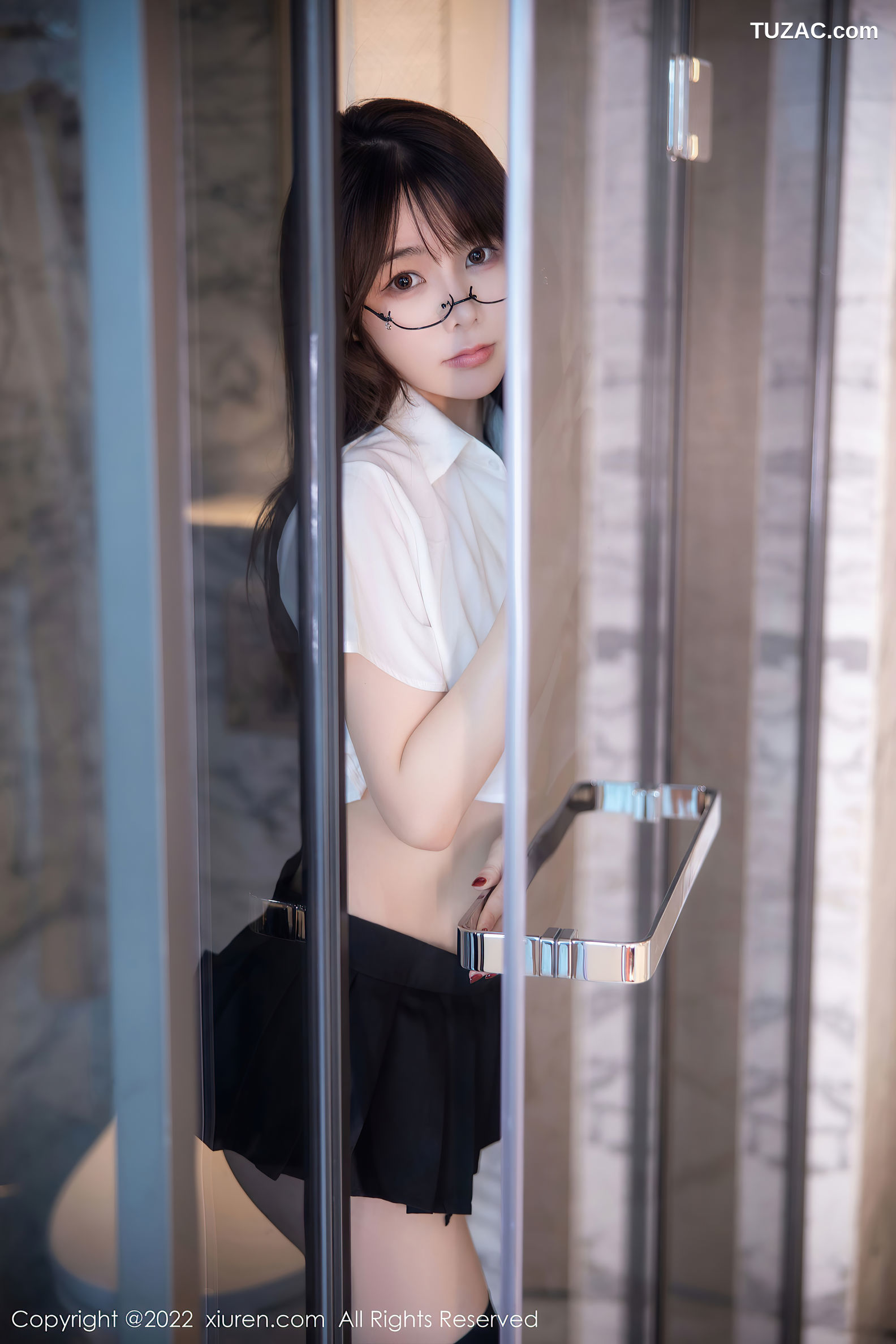 XiuRen-No.5365-婠婠么-学生白衫黑短裙黑丝袜