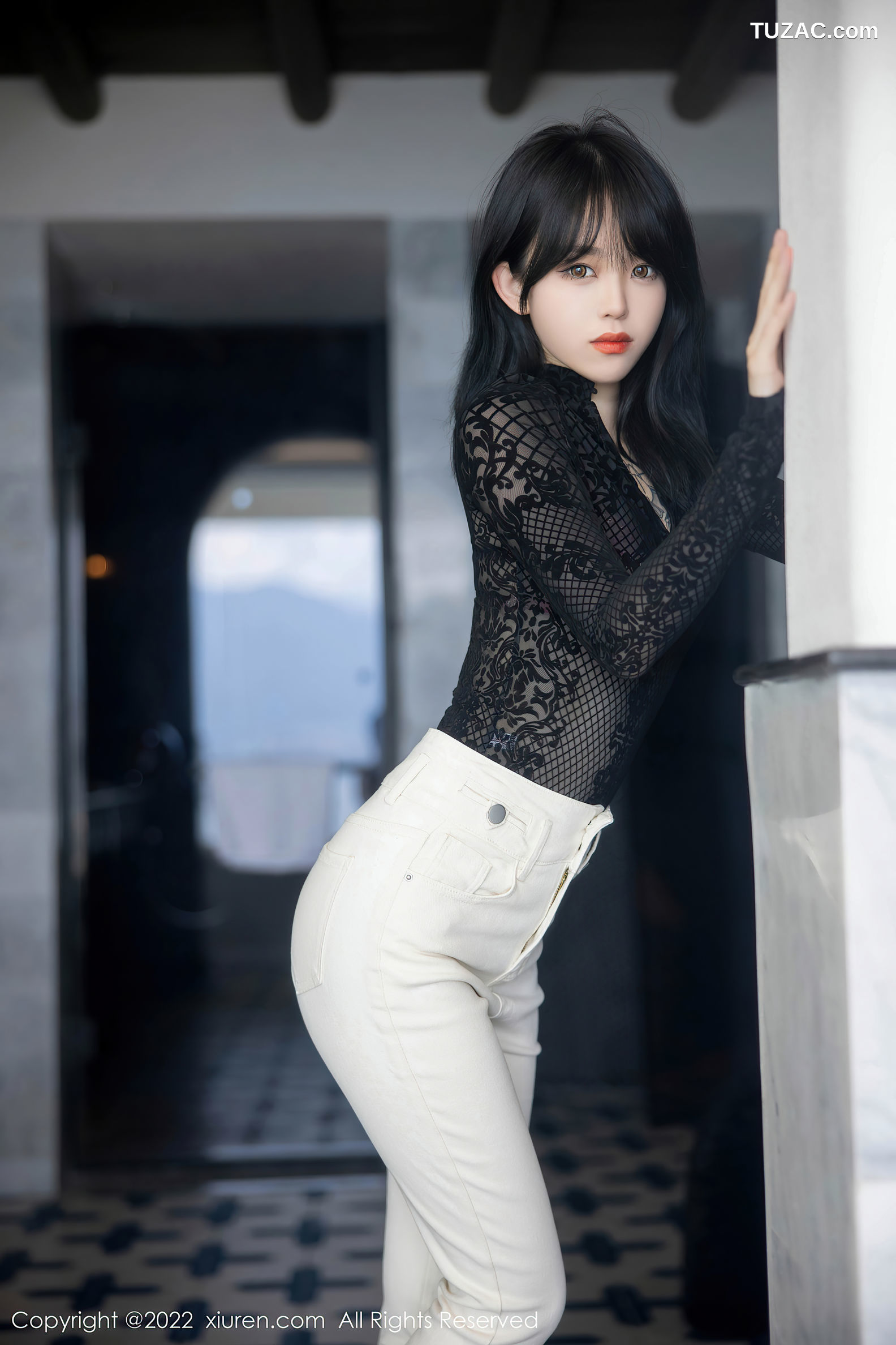 XiuRen-No.5386-奶瓶-黑网格衫白裤粉内衣