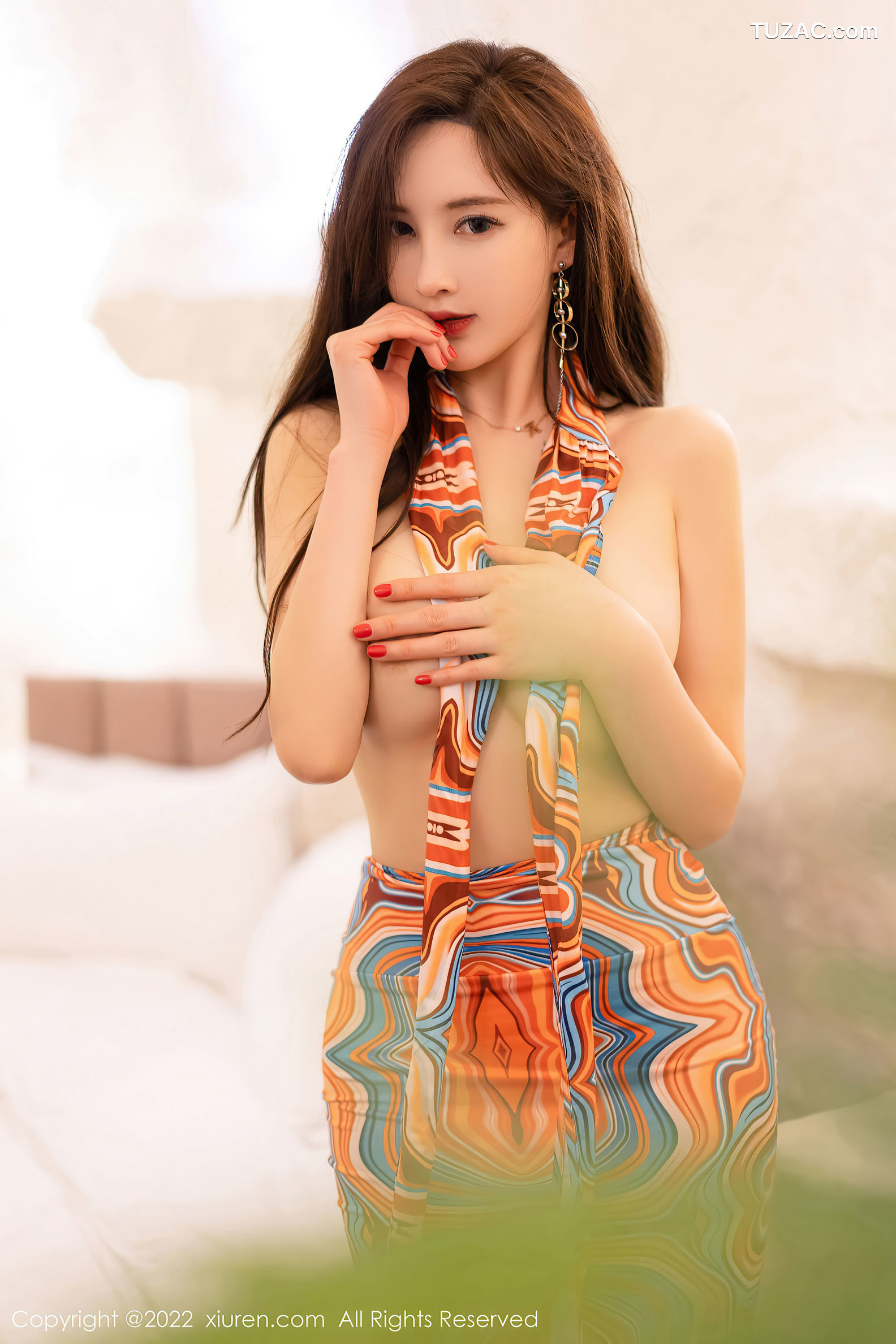 XiuRen-No.5398-奶瓶土肥圆-橘蓝图案抹胸礼服裙