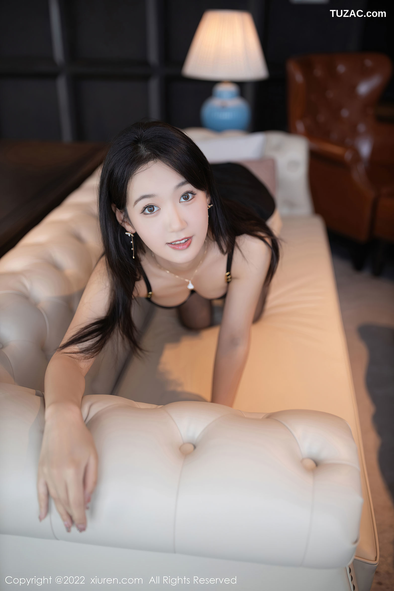 XiuRen-No.5404-唐安琪-黑色搭米色短连衣裙