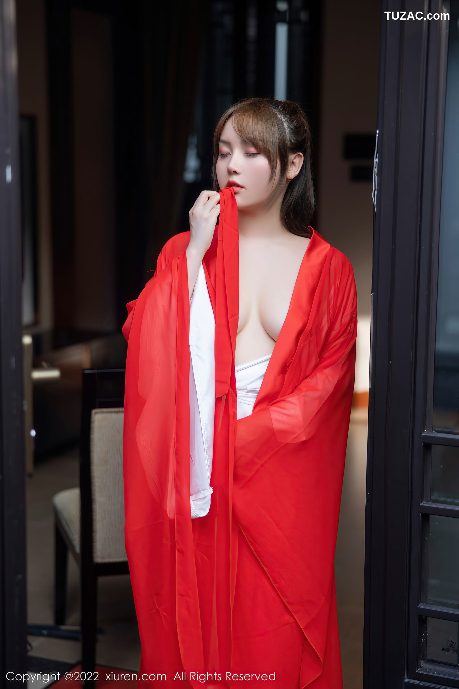 XiuRen-No.5414-豆瓣酱-红色汉服白长衣