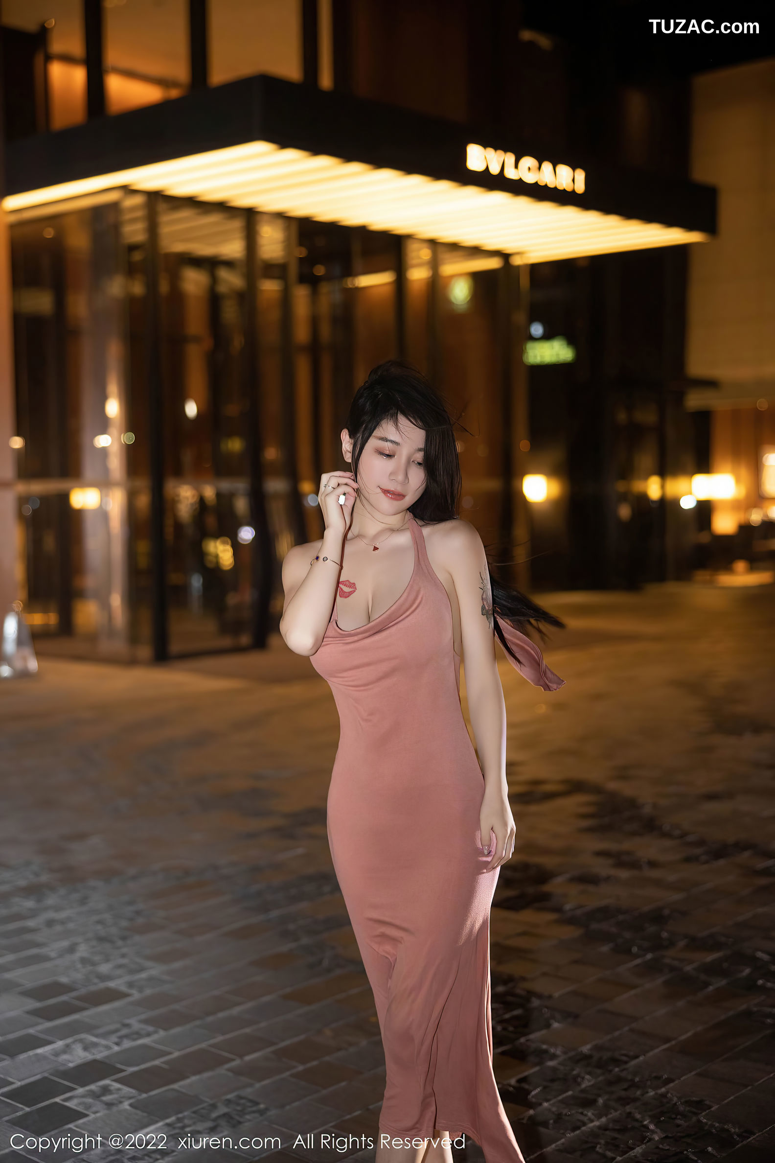 XiuRen-No.5426-美七-粉红低胸长裙黑丝