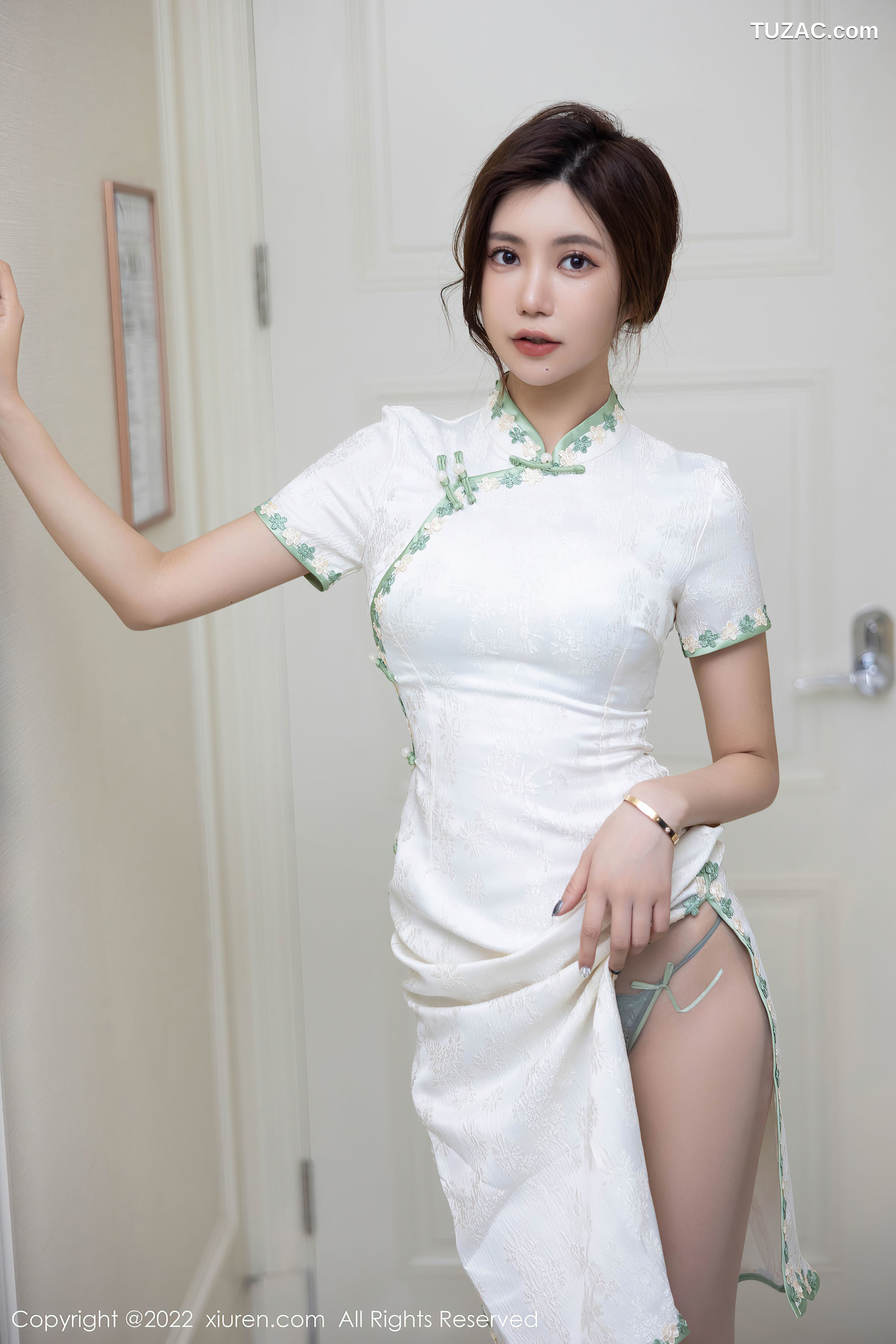 XiuRen-No.5468-绮里嘉-白色绿边旗袍肉丝