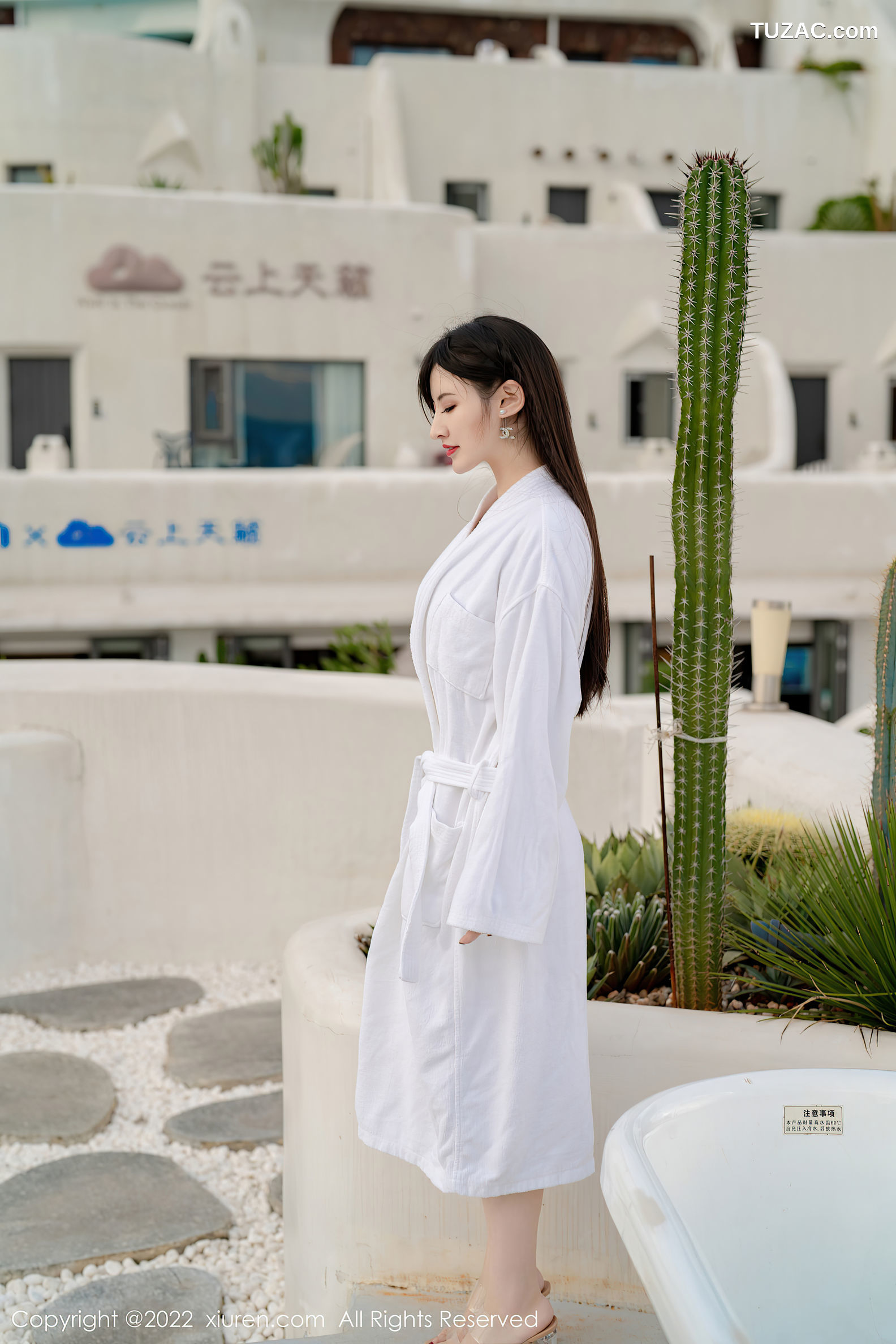 XiuRen-No.5476-诗诗-白色浴袍白比基尼海边