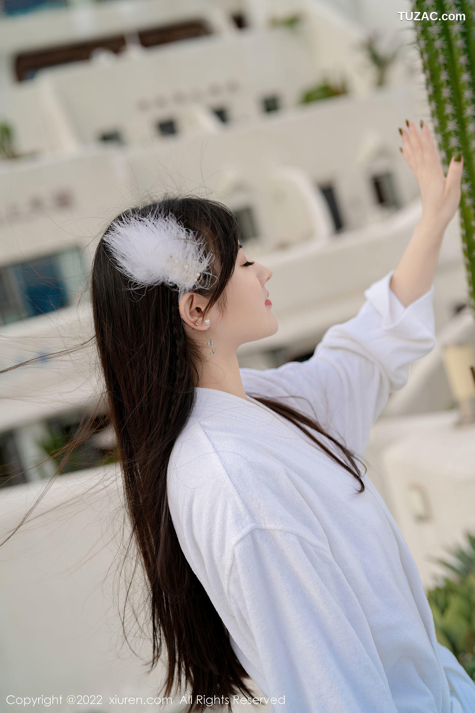 XiuRen-No.5476-诗诗-白色浴袍白比基尼海边