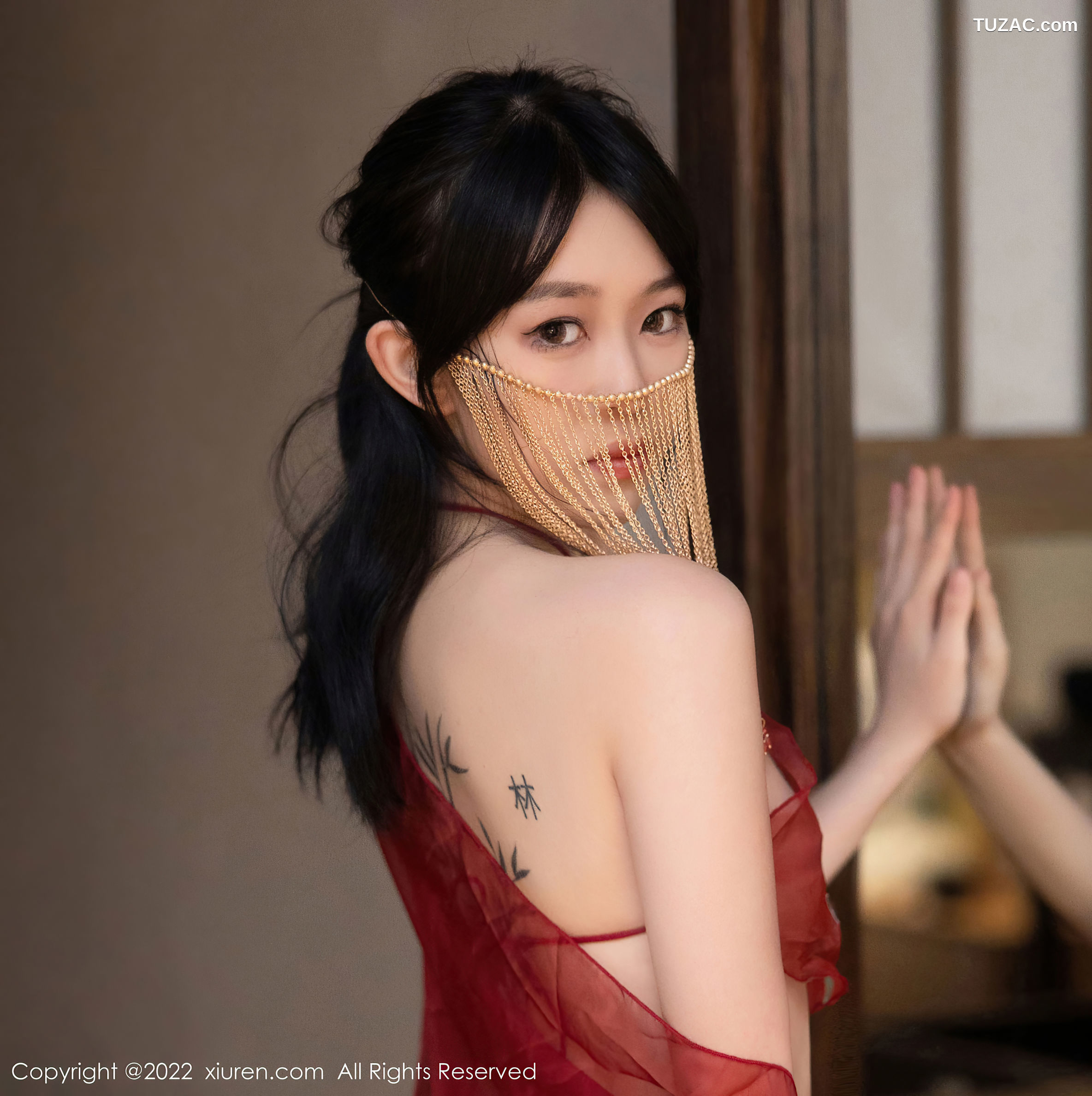 XiuRen-No.5527-奶瓶-红纱古装小红肚兜