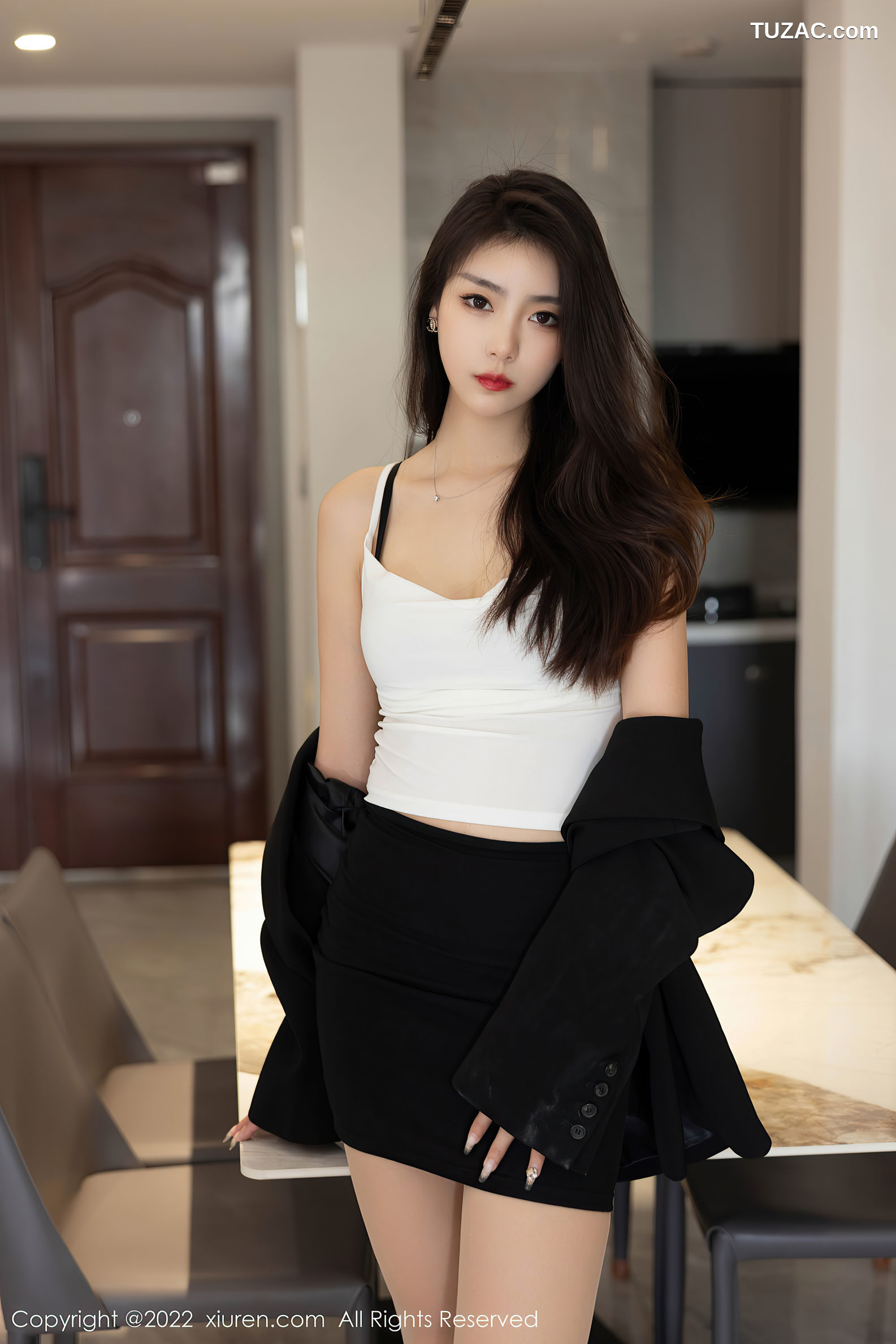 XiuRen-No.5530-可樂-白吊带黑超短裙肉丝