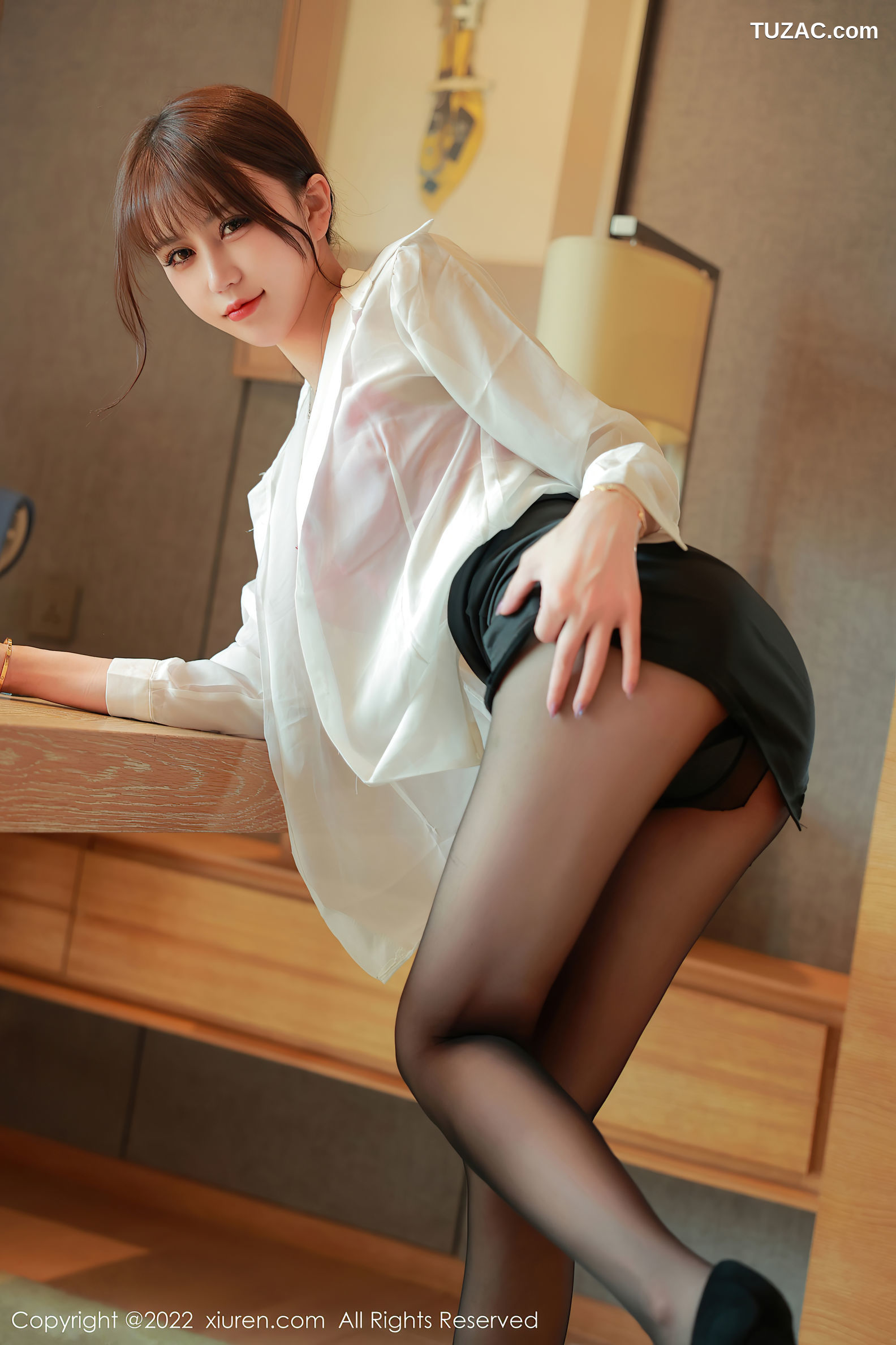 XiuRen-No.5607-甜仔-白山黑短裙秘书装红内衣黑丝