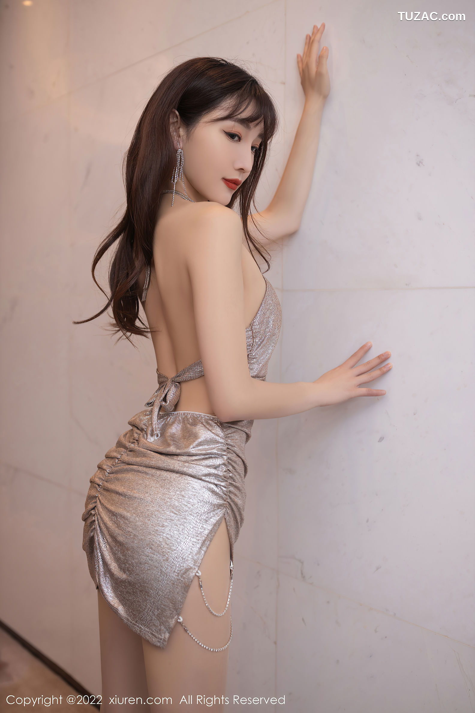 XiuRen-No.5630-陆萱萱-银灰色吊带短裙肉丝