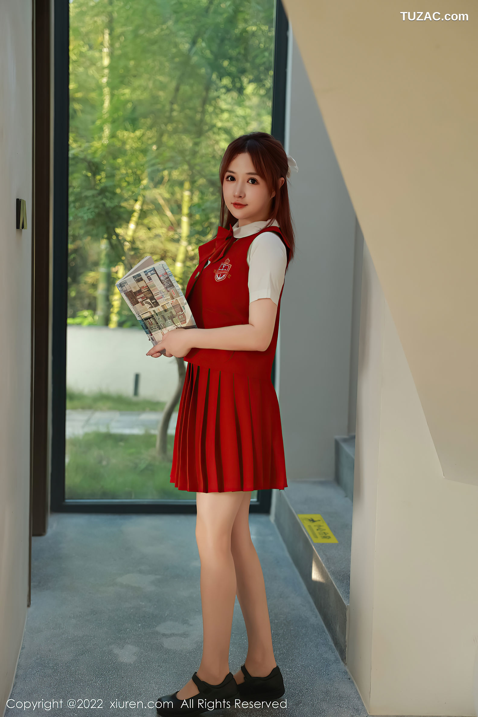 XiuRen-No.5652-养乐多-红学生裙白蕾丝内衣