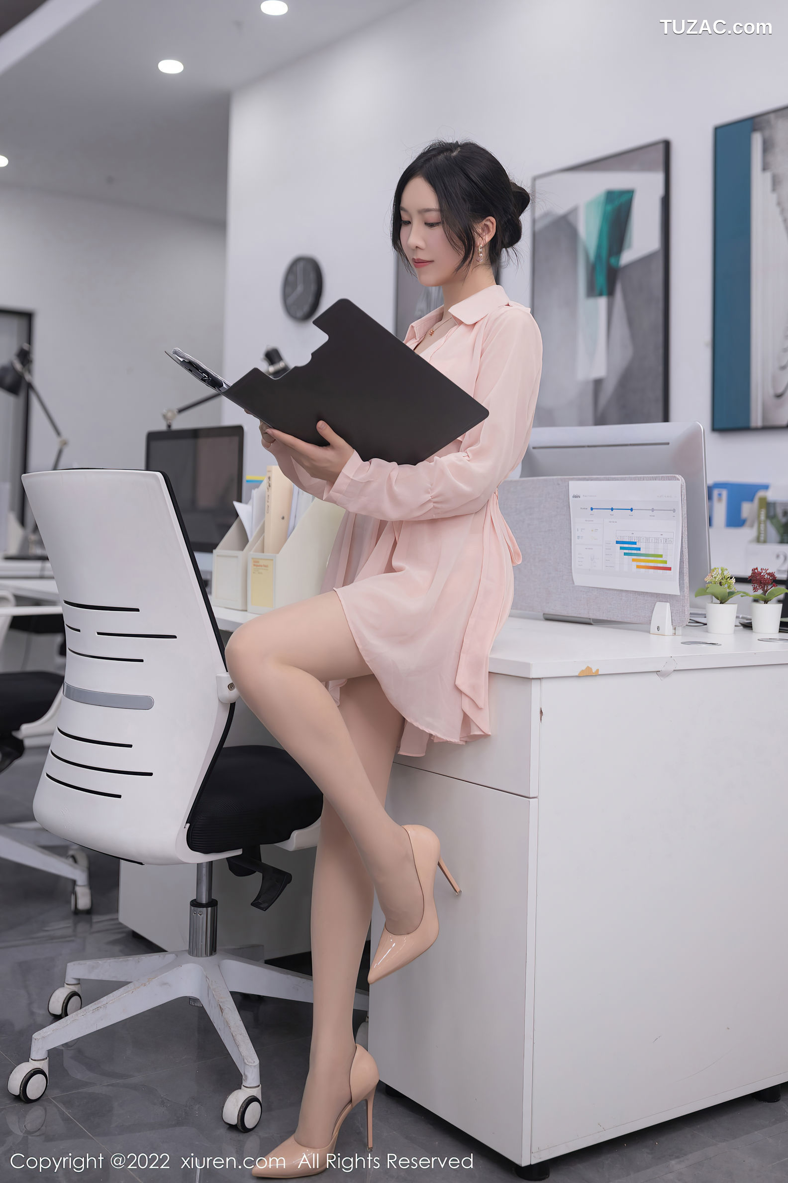 XiuRen-No.5657-利世-淡粉职业裙装肉丝