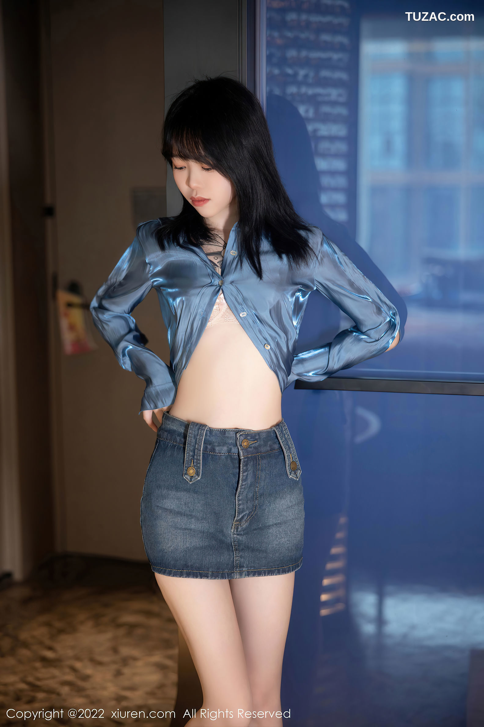 XiuRen-No.5662-奶瓶-蓝缎衬衫牛仔短裤丁字裤