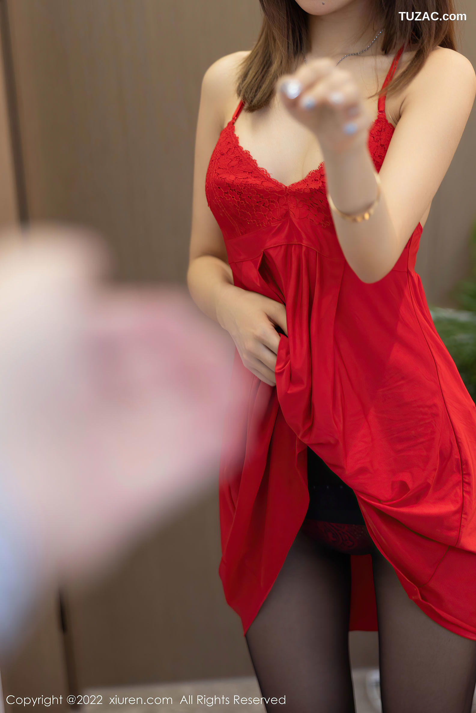 XiuRen-No.5671-绮里嘉-QQ约会红色吊带黑丝