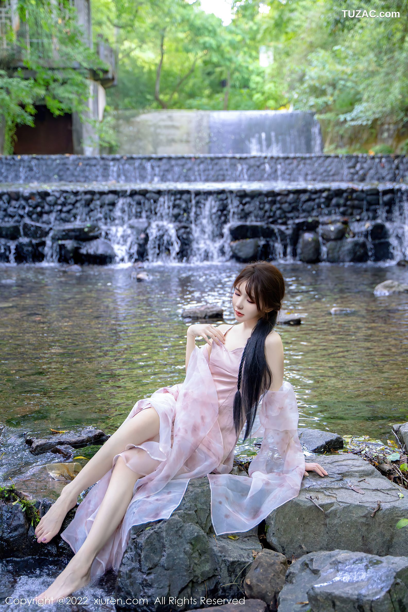 XiuRen-No.5690-婠婠么-林间嬉水的紫裙白裙双姝