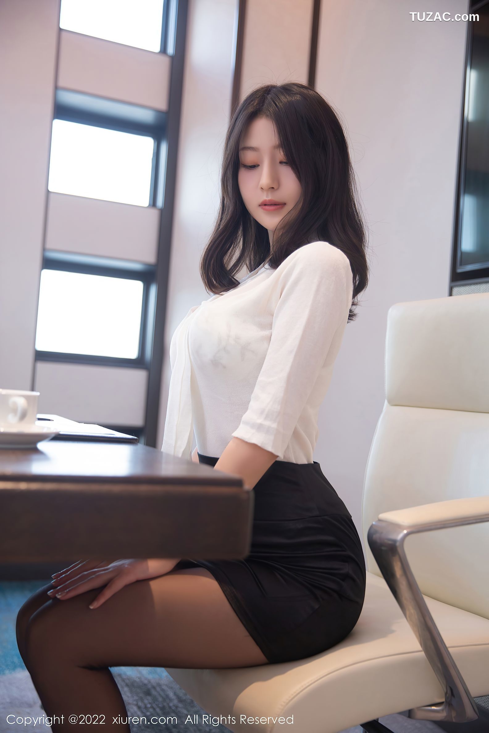 XiuRen-No.5705-熊小诺-白衫黑裙黑丝办公室脱衣