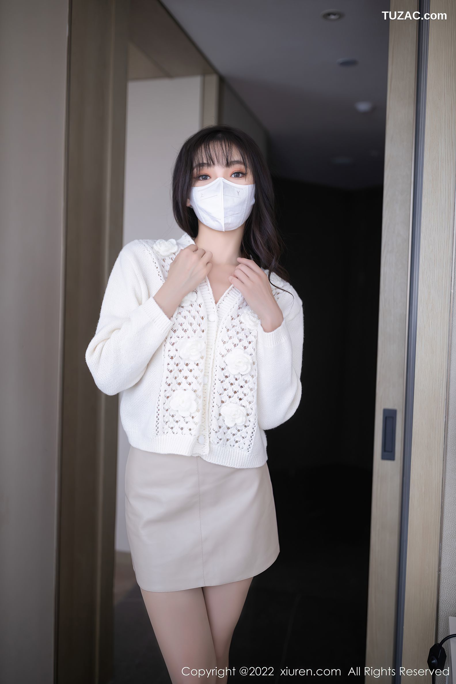 XiuRen-No.5771-陆萱萱-白衣爆乳口罩