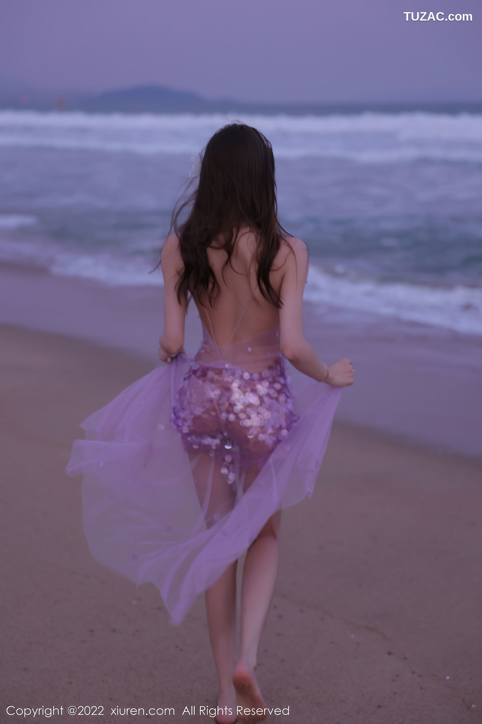 XiuRen-No.5890-甜仔-海南旅拍沙滩场景粉色真空裙