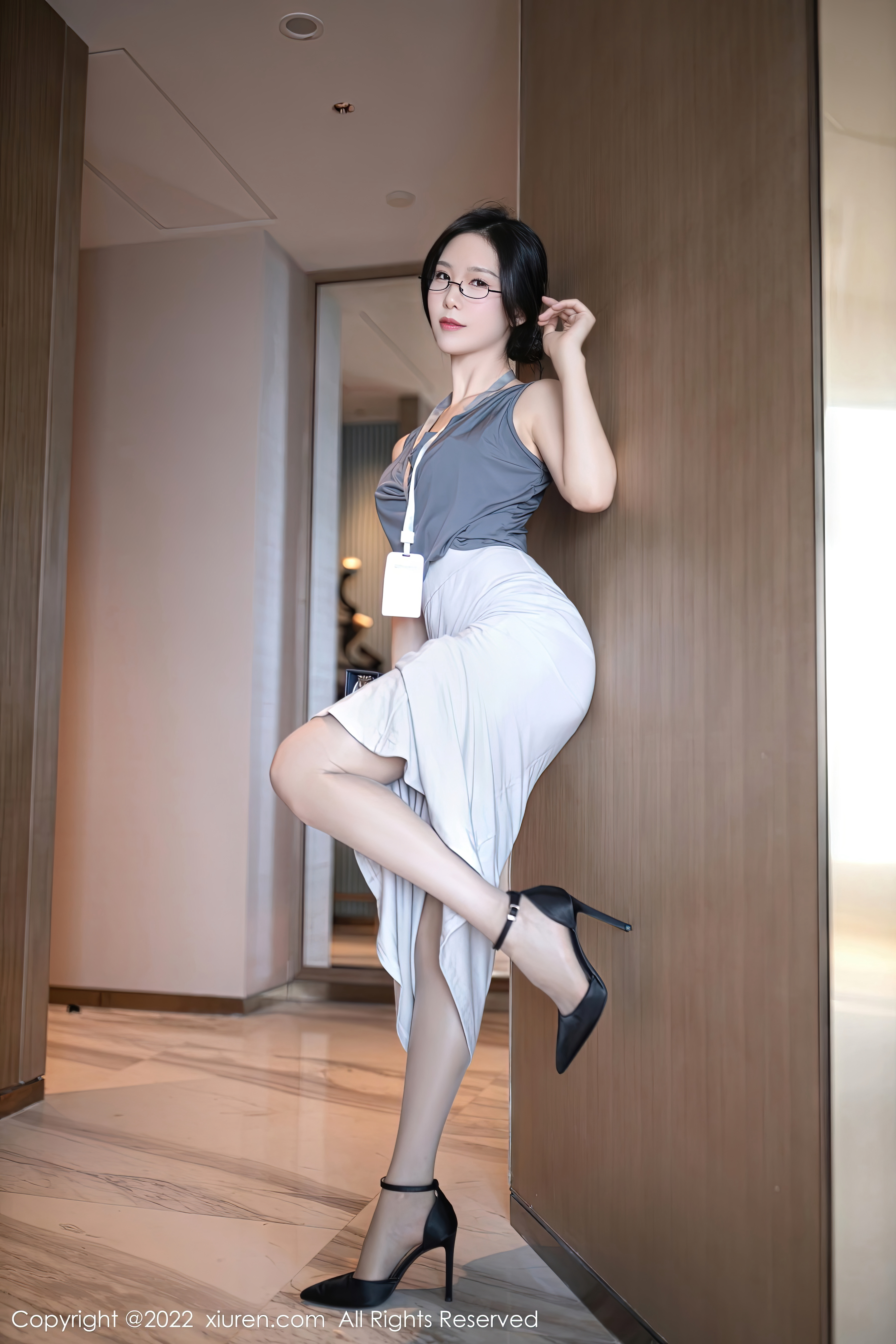 XiuRen-No.5900-利世-灰色上衣配白长裙半撩露蕾丝内裤