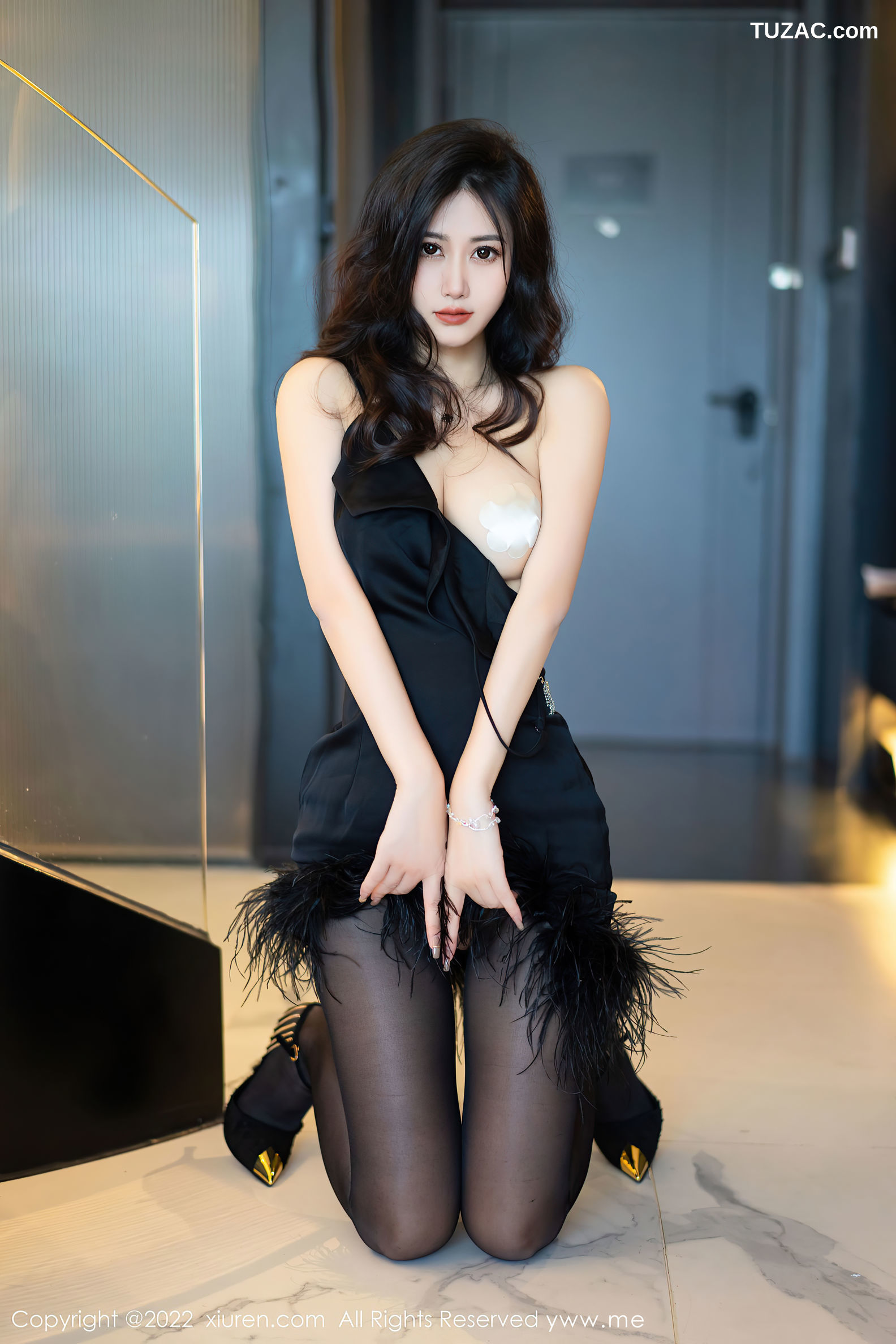 XiuRen-No.5906-阿娇-黑色低胸吊带短裙配超薄黑丝