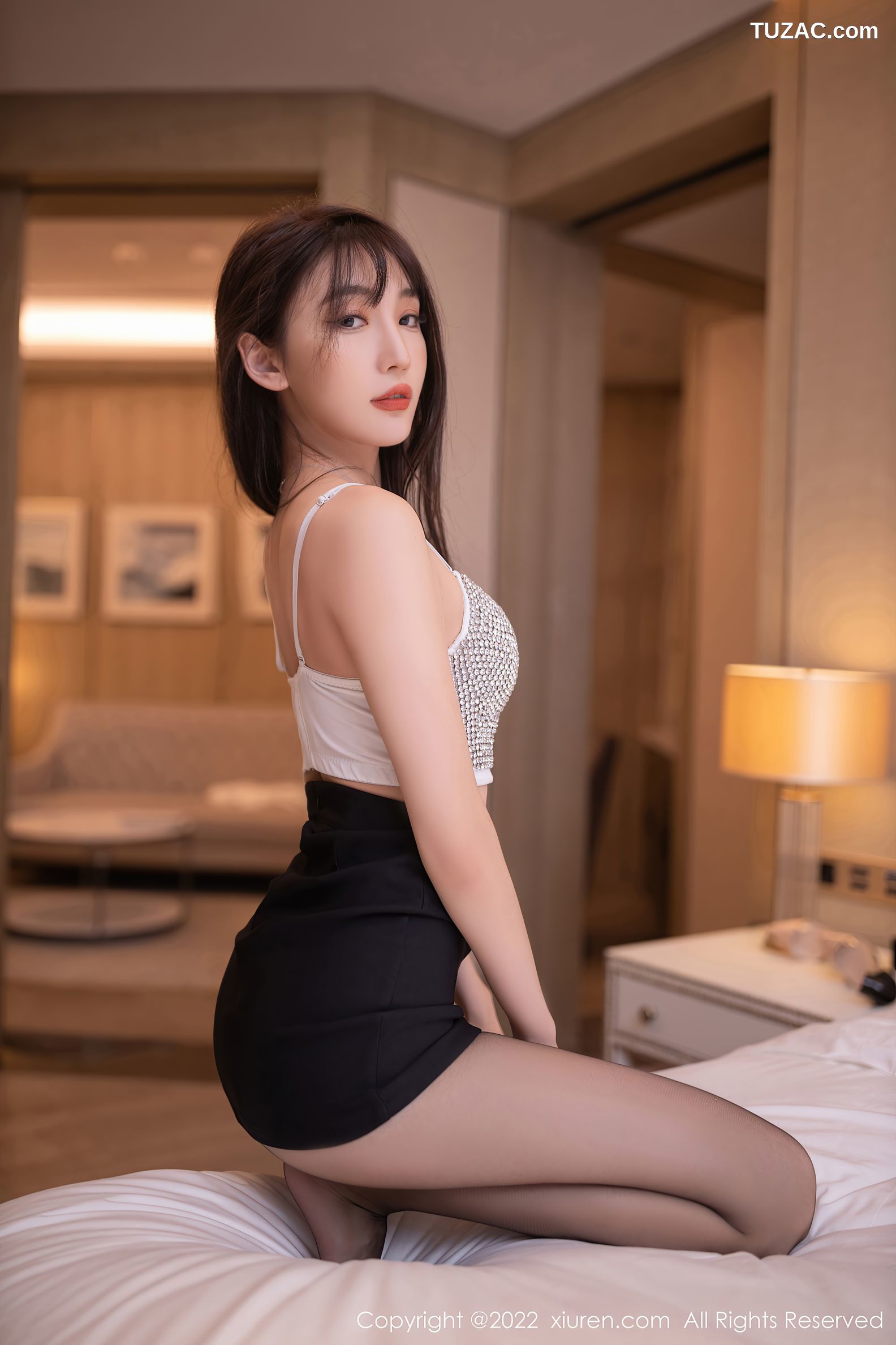 XiuRen-No.5940-陆萱萱-白色上衣配黑色短裙镶钻内衣
