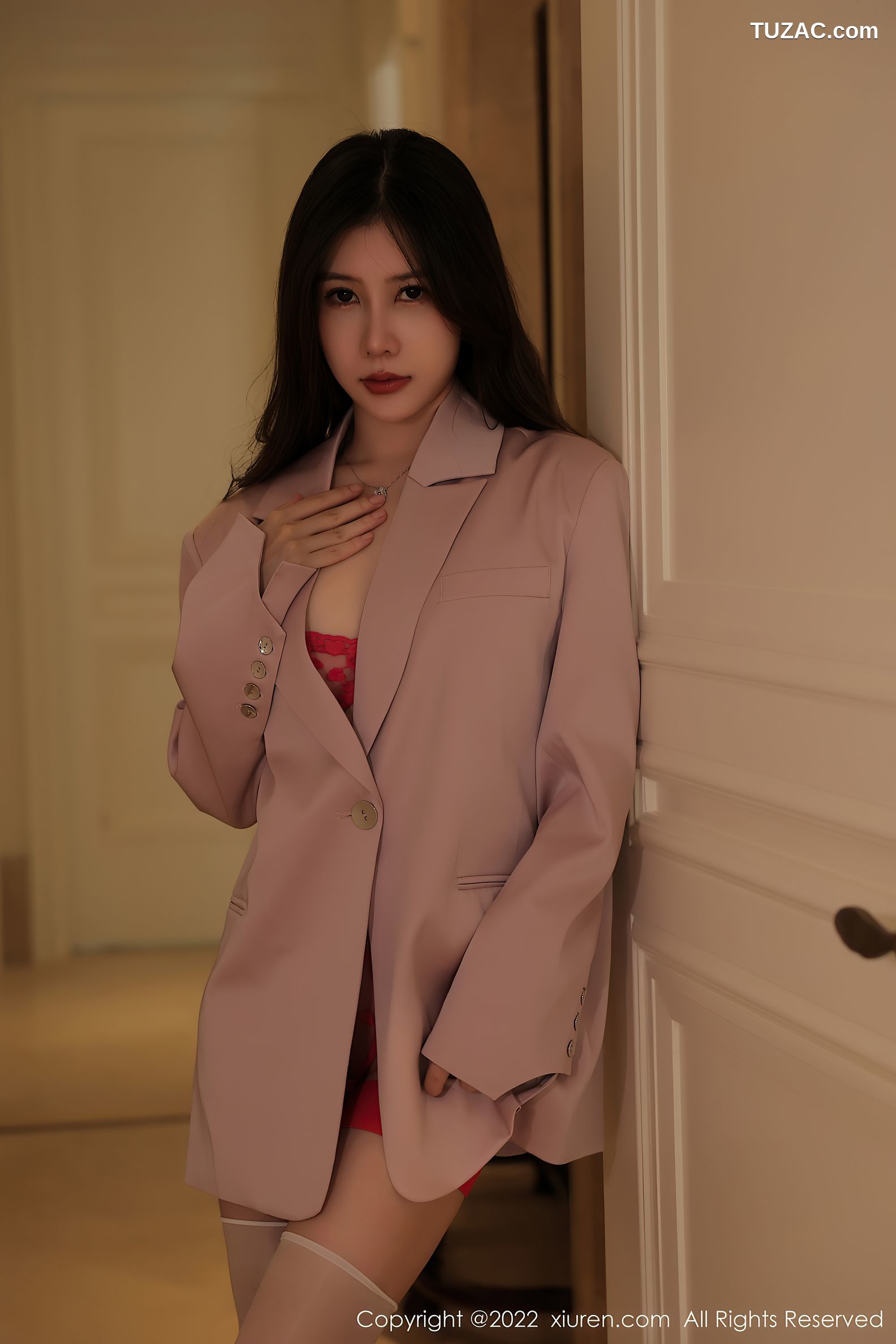 XiuRen-No.5951-尹甜甜-海南旅拍粉外衣红色蕾丝情趣内衣