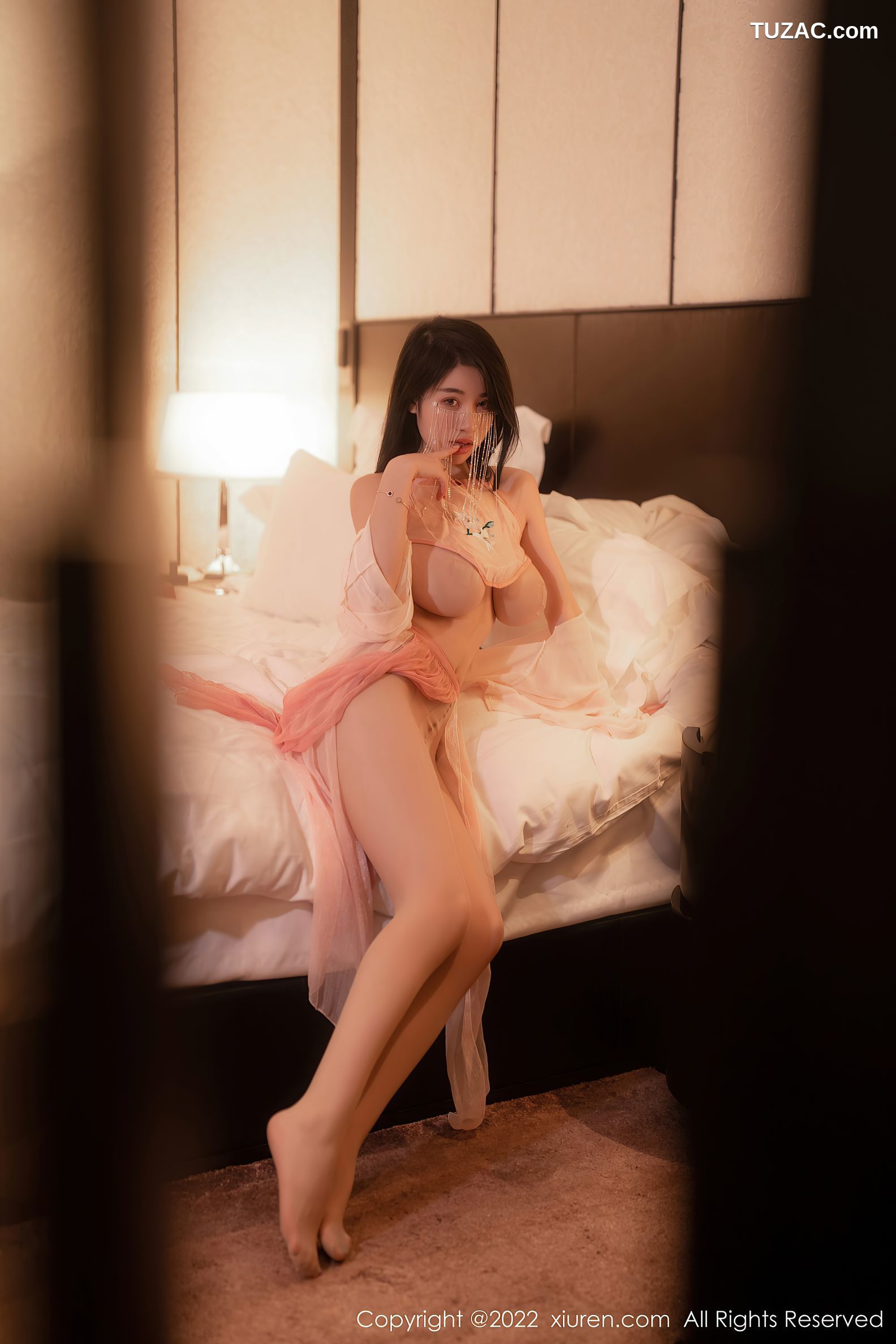 XiuRen-No.5994-美七-西双版纳旅拍性感粉色布肚兜