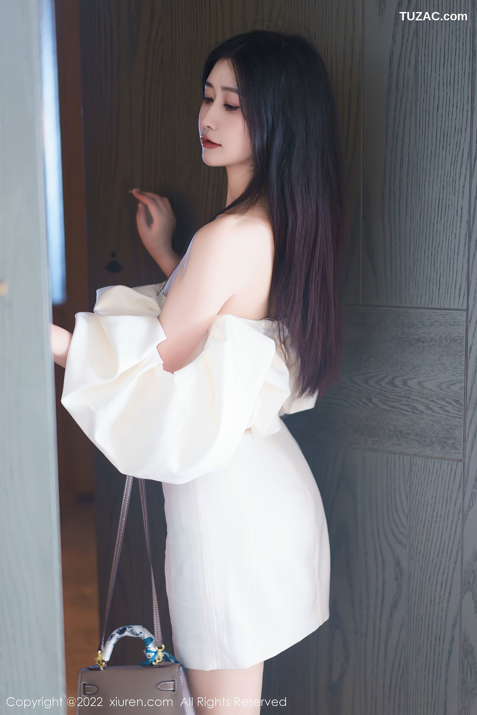 XiuRen秀人网-6032-阿姣-白色露肩连衣短裙