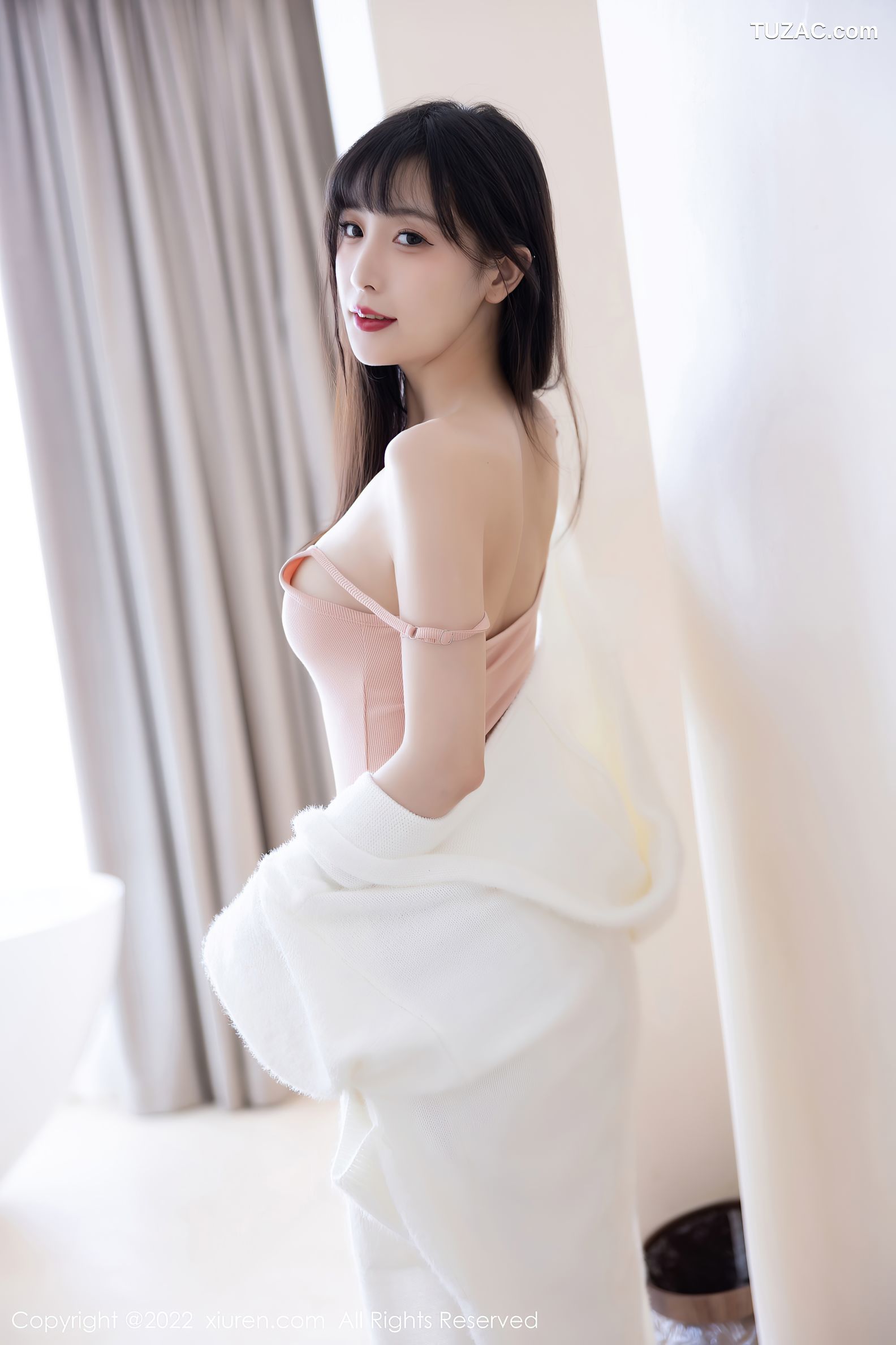 XiuRen秀人网-6052-林星阑-白色长外套淡红色吊带长裙