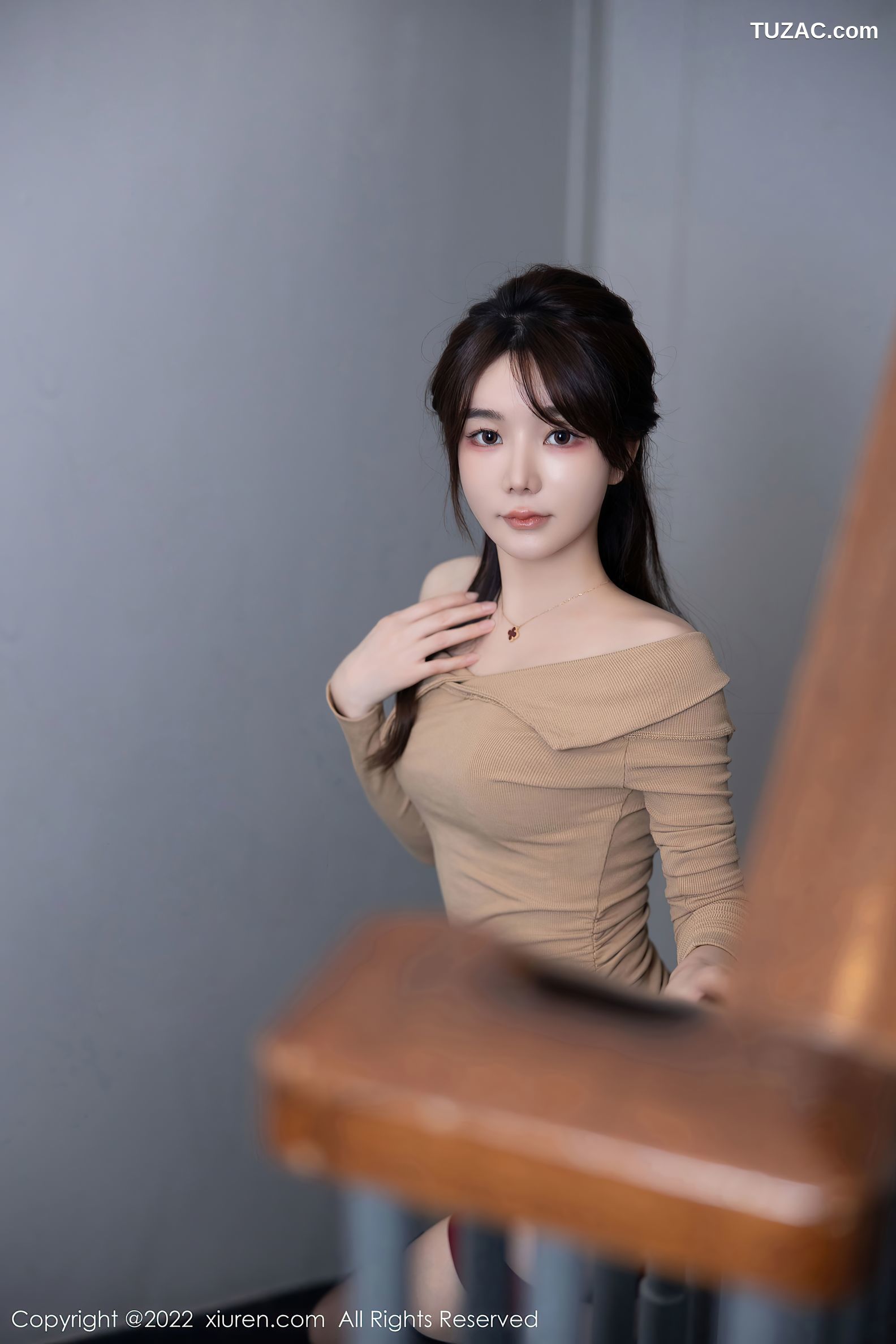 XiuRen秀人网-6056-婠婠么-杏色连衣短裙暗红色内衣