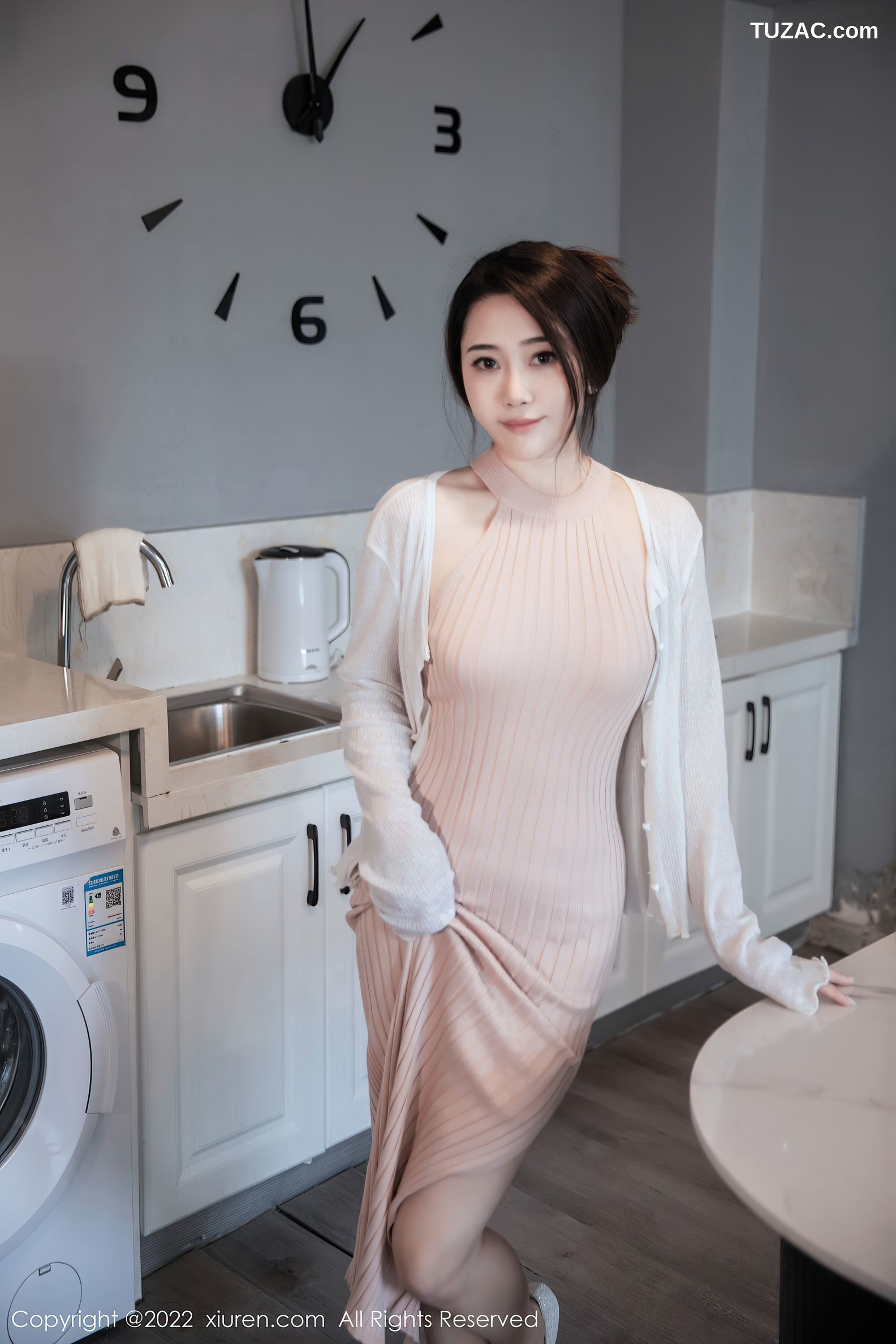 XiuRen秀人网-6066-严利娅-粉色开叉连衣长裙