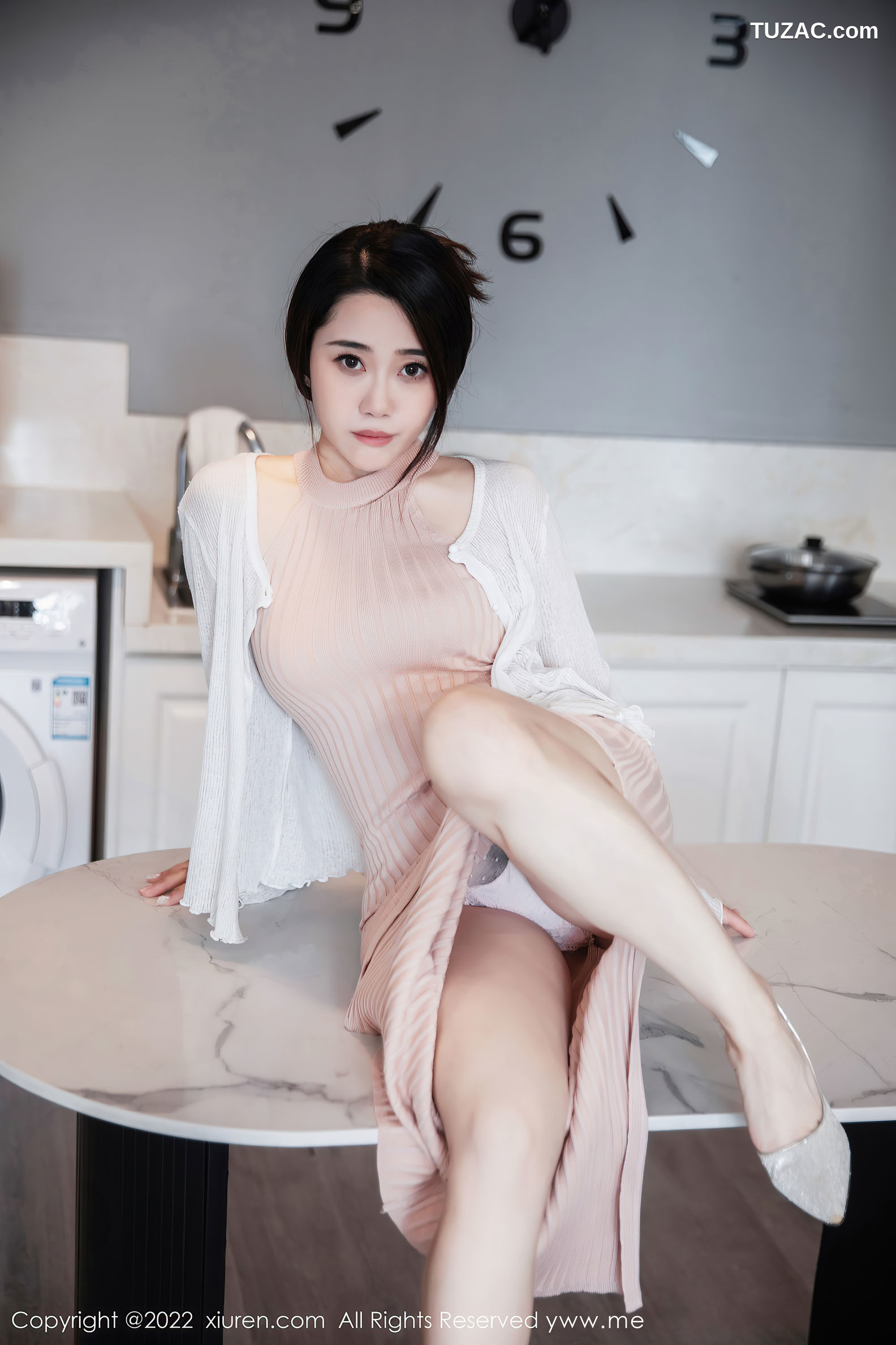 XiuRen秀人网-6066-严利娅-粉色开叉连衣长裙