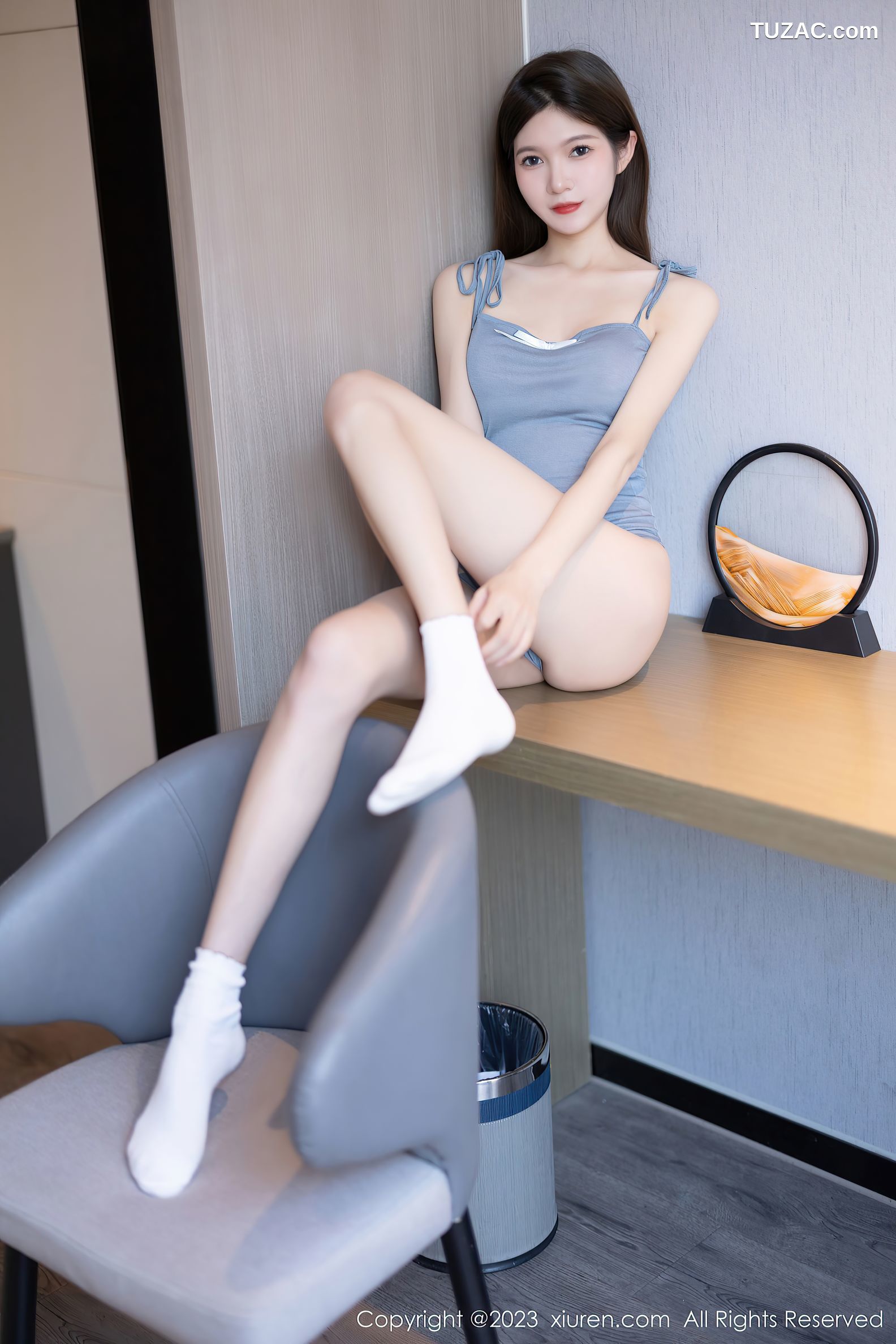 XiuRen秀人网-6104-程程程-淡蓝色高开叉吊带黑色缕空裙