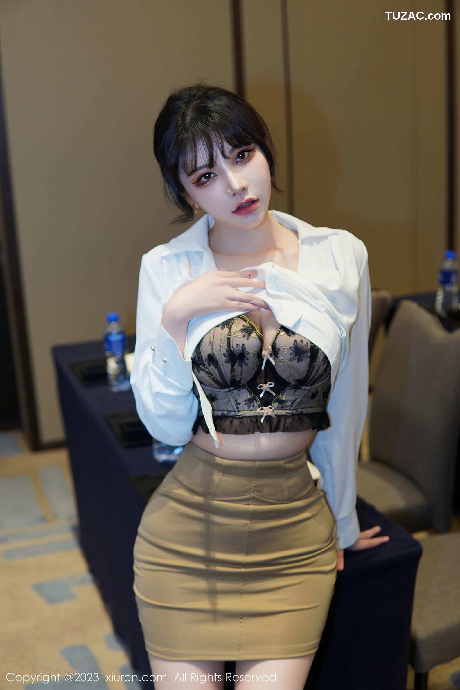 XiuRen秀人网-6111-桃桃子-白T黄色短裙蕾丝内衣肉丝