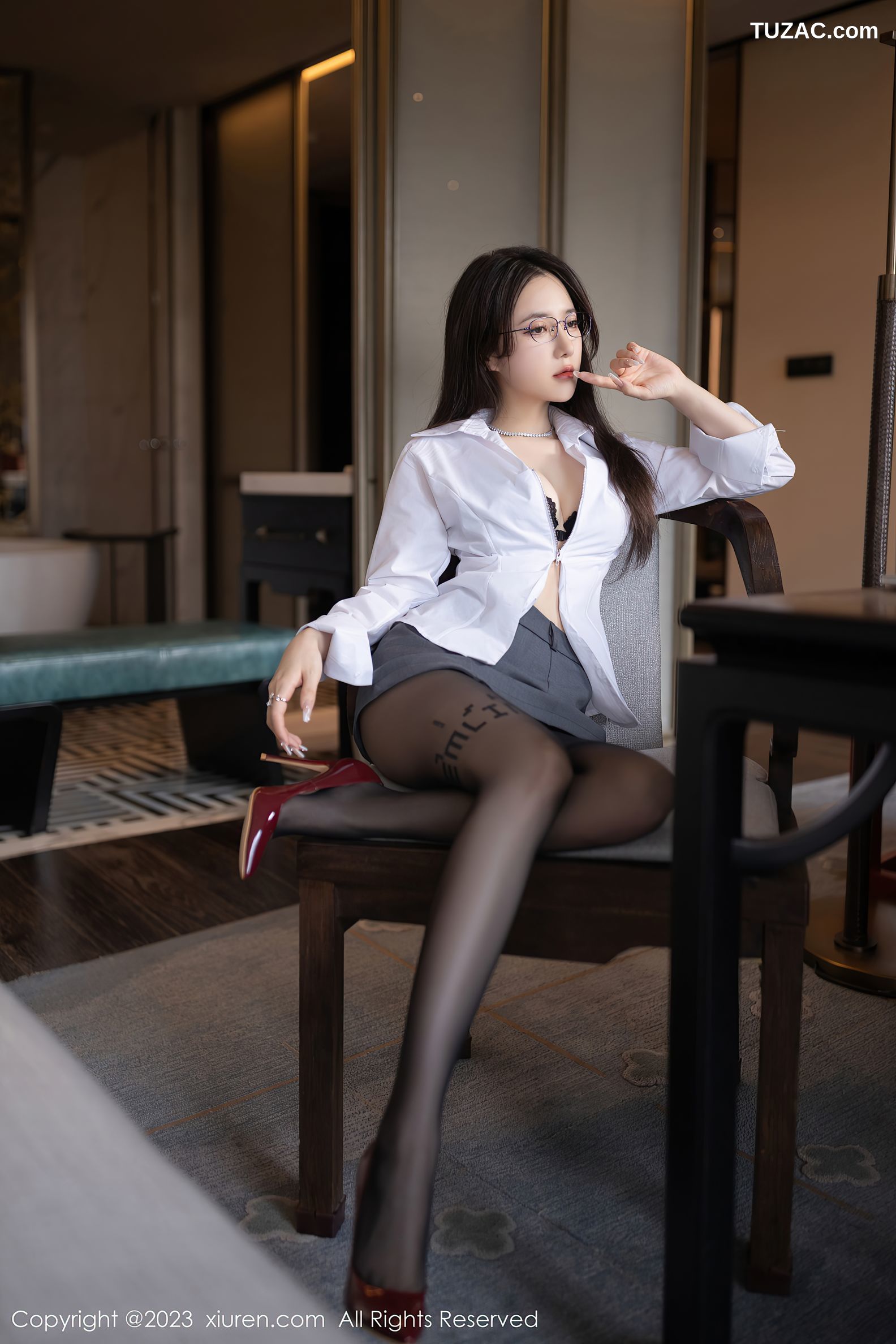 XiuRen秀人网-6135-鱼子酱-白T灰色短裙蕾丝内衣黑丝