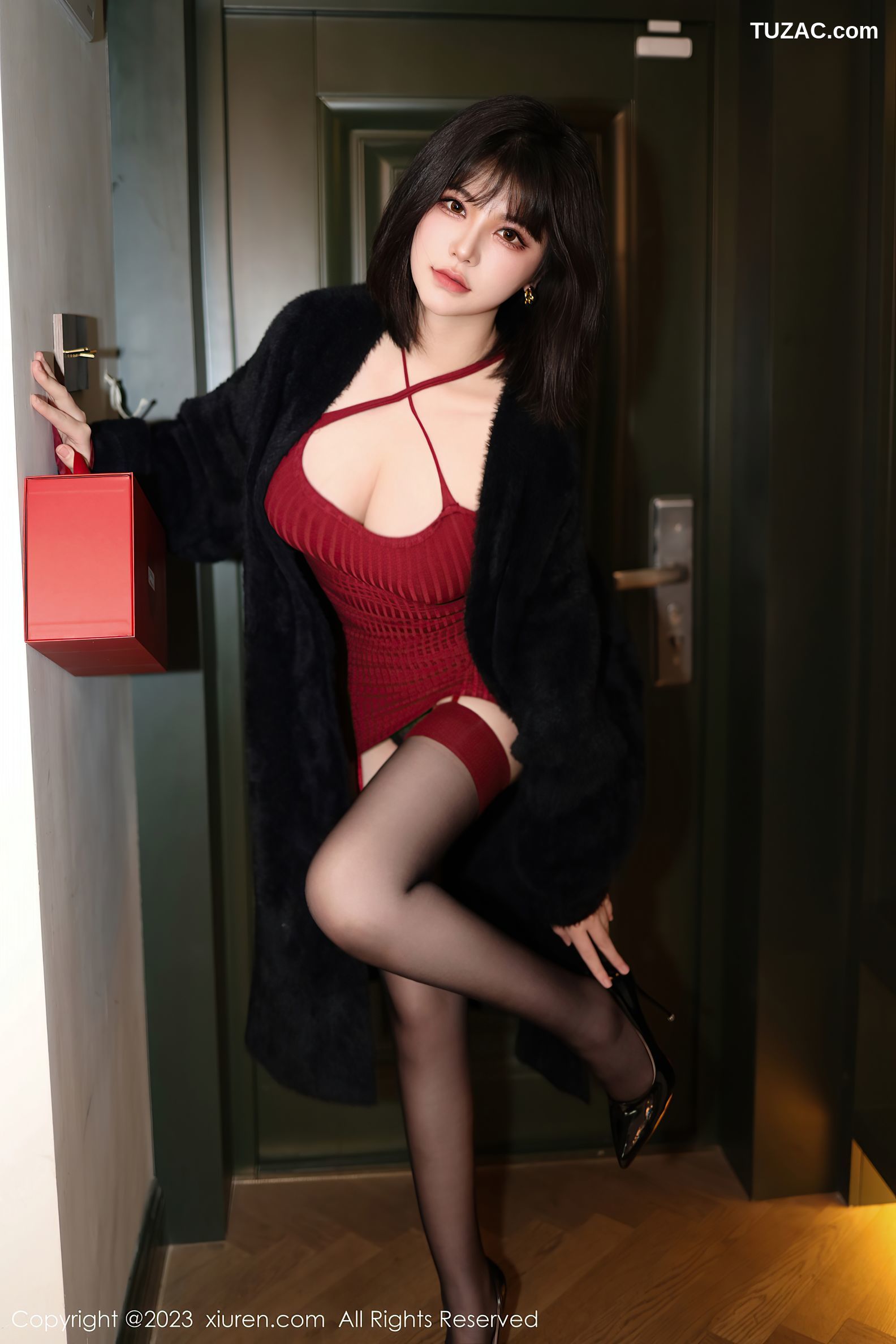 XiuRen秀人网-6144-桃桃子-红色收身连衣短黑色蕾丝内衣