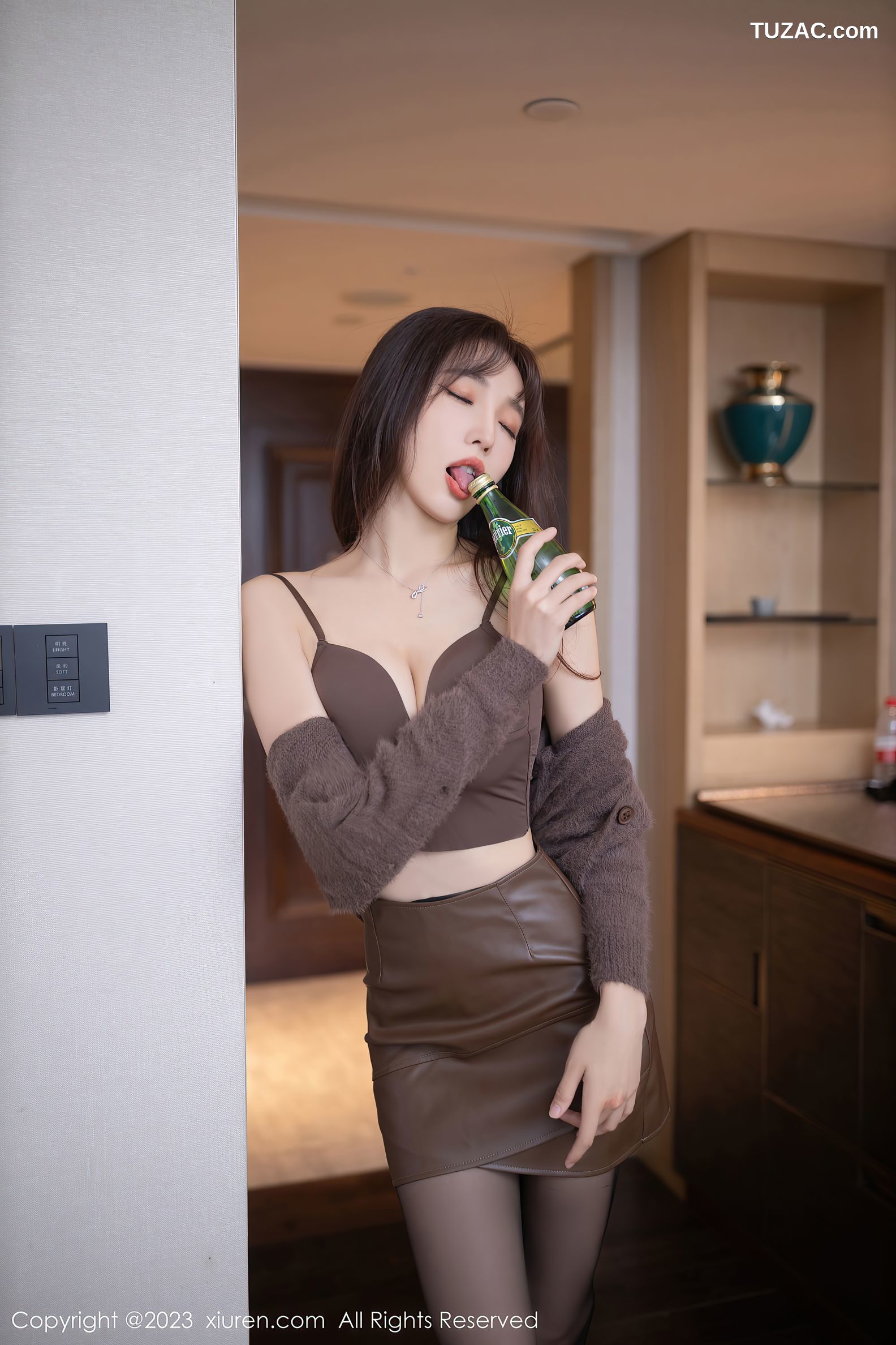 XiuRen秀人网-6165-陆萱萱-醉酒调教性感吊带咖啡色短裙