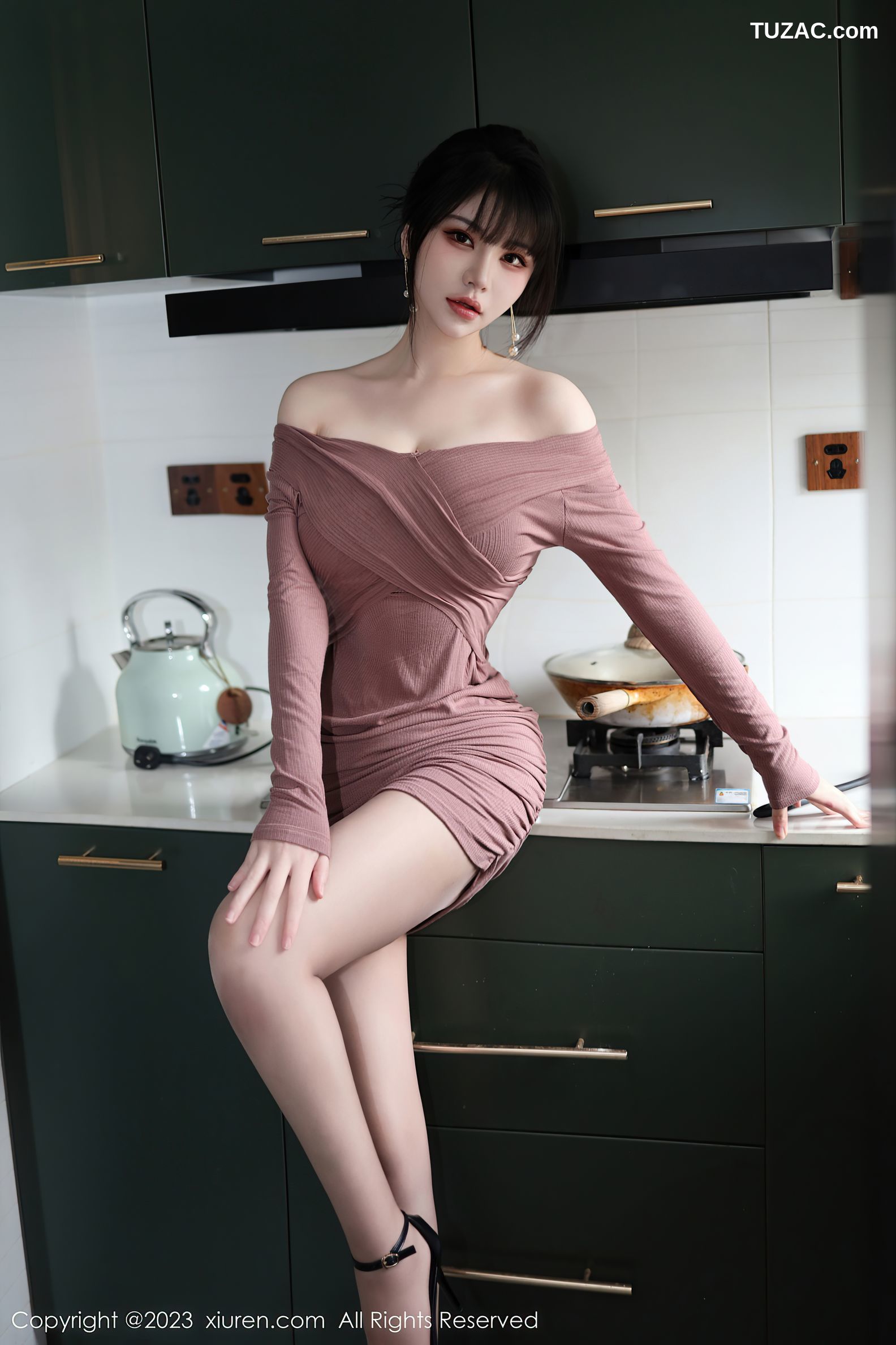 XiuRen秀人网-6178-桃桃子-性感厨娘装扮肉丝翘臀美腿