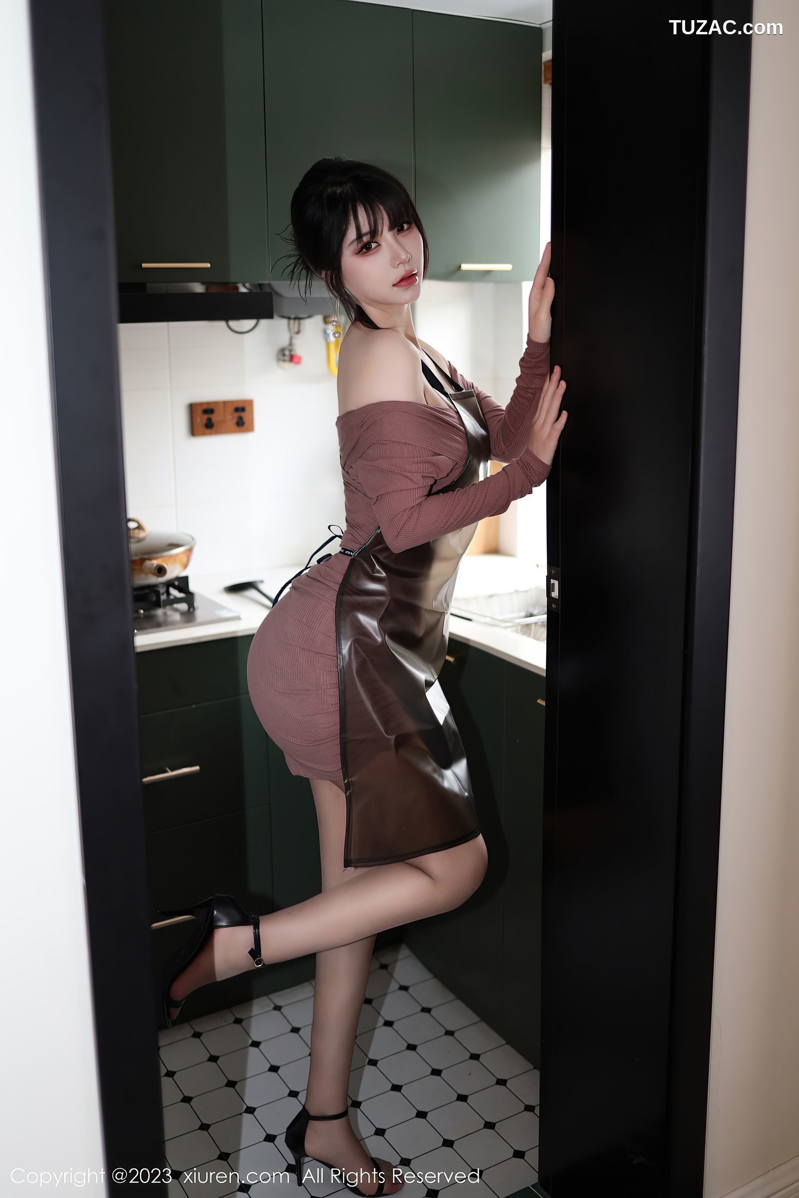 XiuRen秀人网-6178-桃桃子-性感厨娘装扮肉丝翘臀美腿