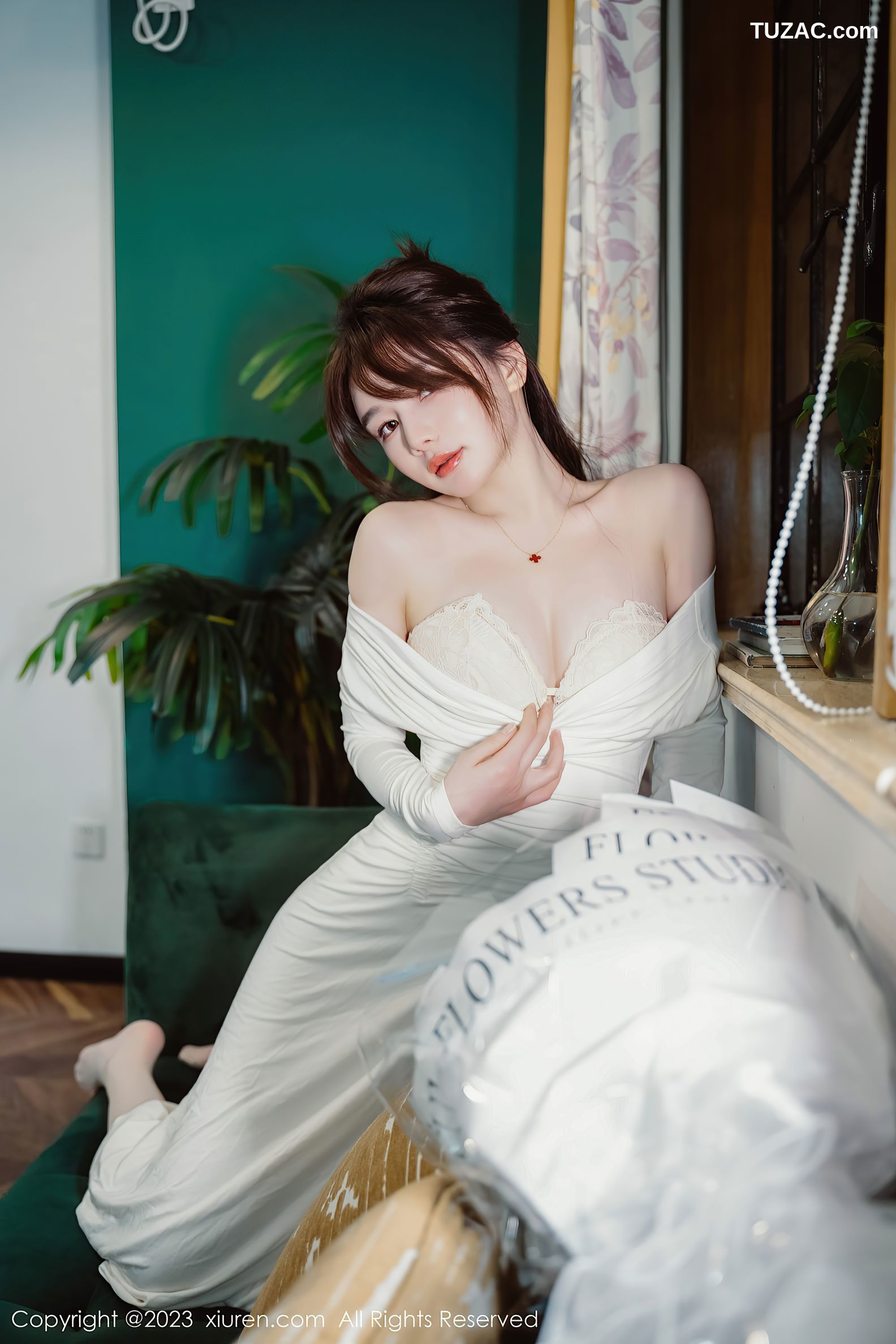 XiuRen秀人网-6182-婠婠么-白色连衣长裙蕾丝内衣白丝