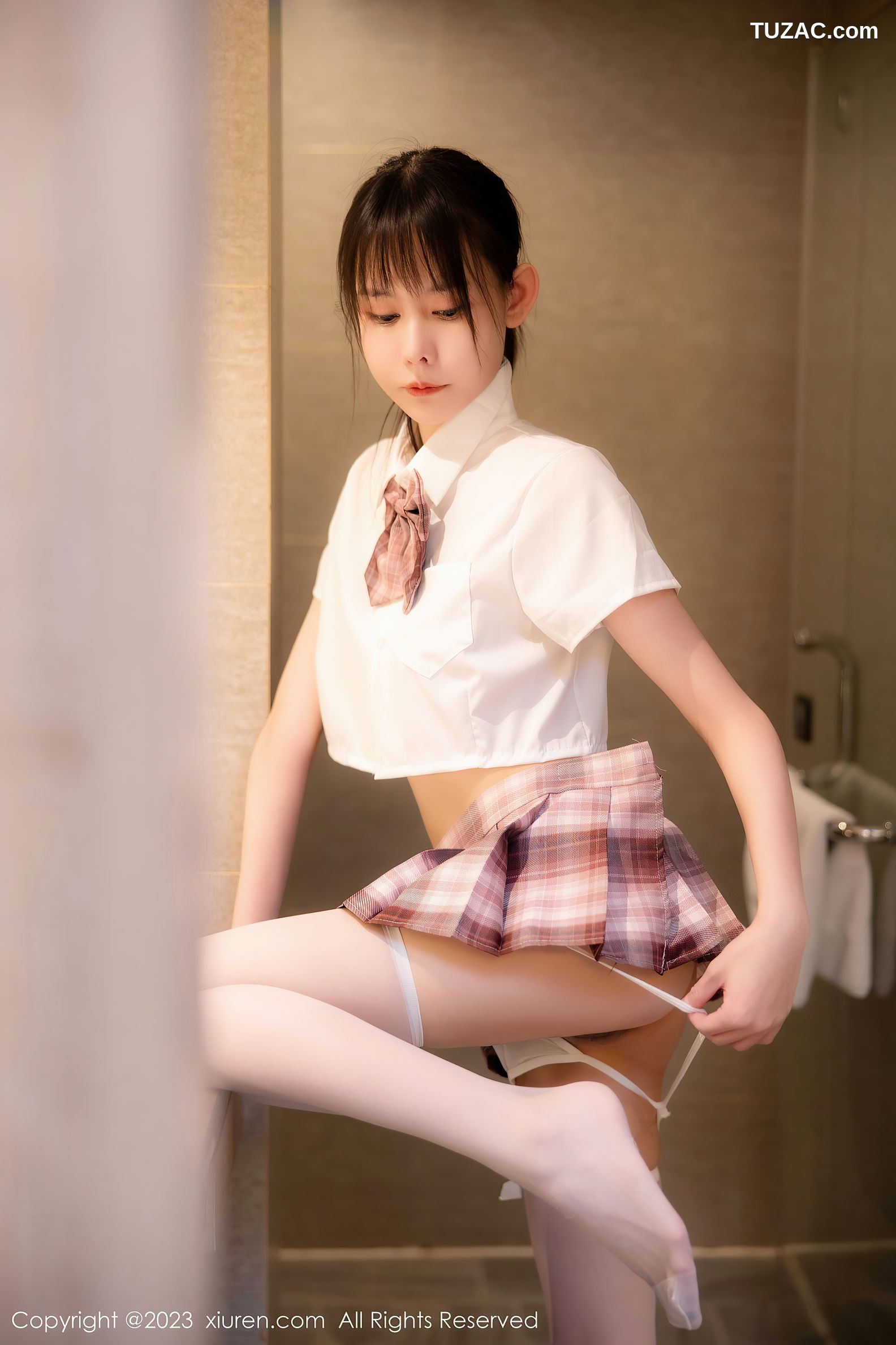 XiuRen秀人网-6200-甜佳佳-浴室白色短款上衣格子裙