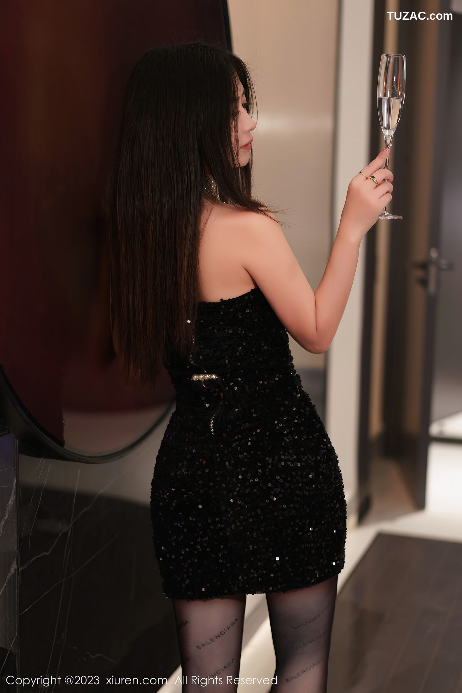 XiuRen秀人网-6244-阿姣-黑色肩连衣短裙超薄黑丝