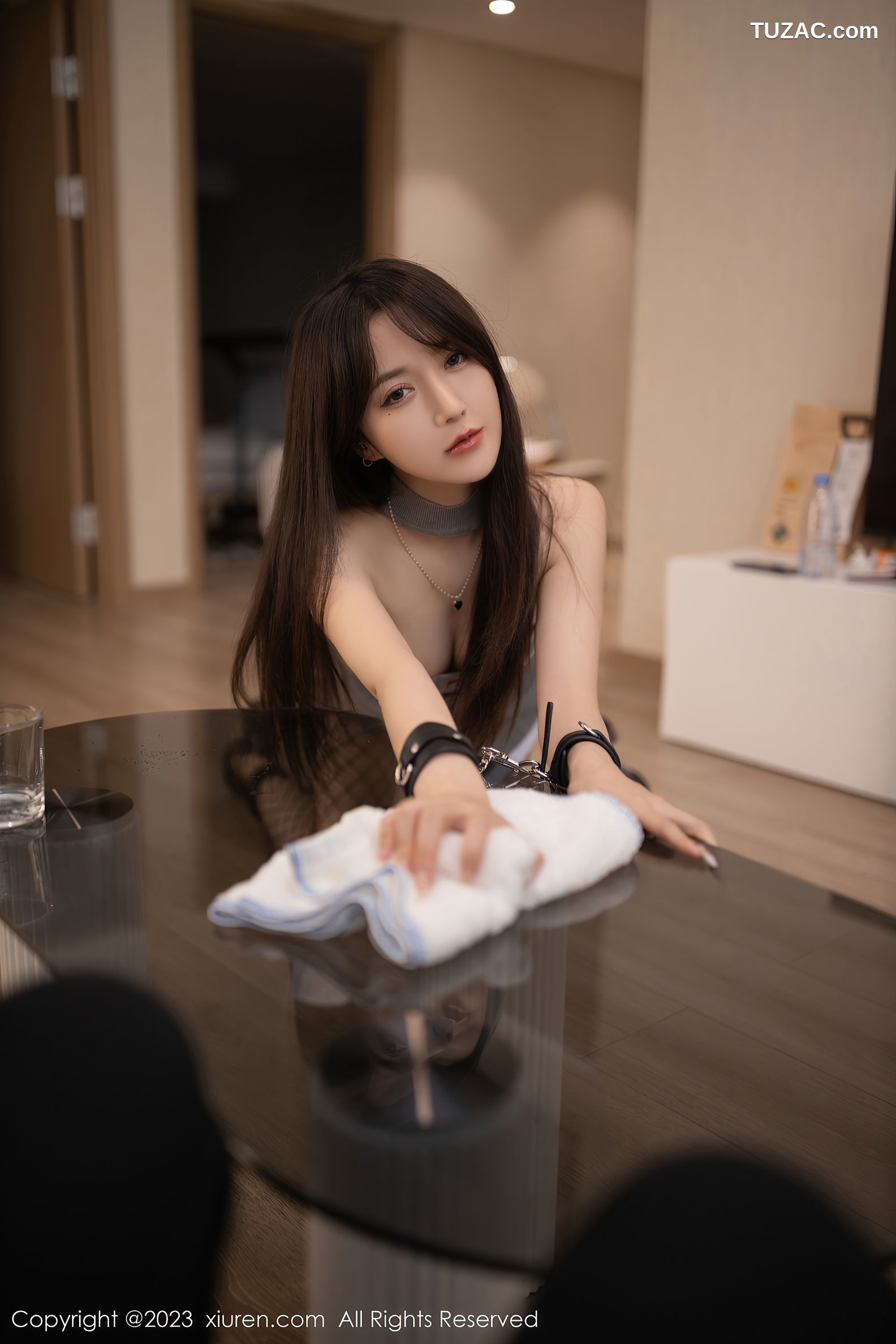 XiuRen秀人网-6252-鱼子酱Fish-珠三角旅拍灰色服饰短裙黑丝网袜-2023.02.10