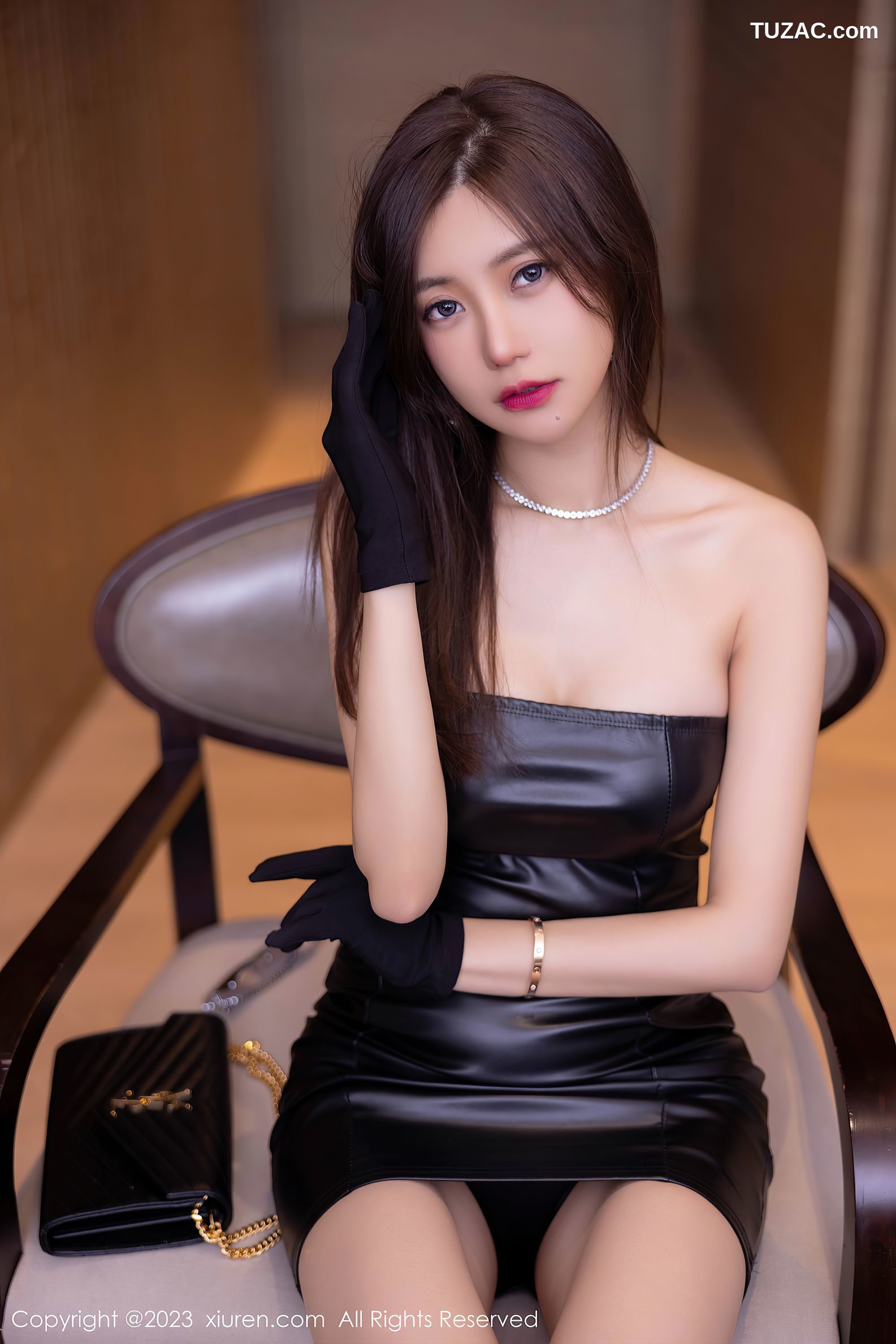 XiuRen秀人网-6320-绮里嘉-低胸黑皮连衣短裙黑丝