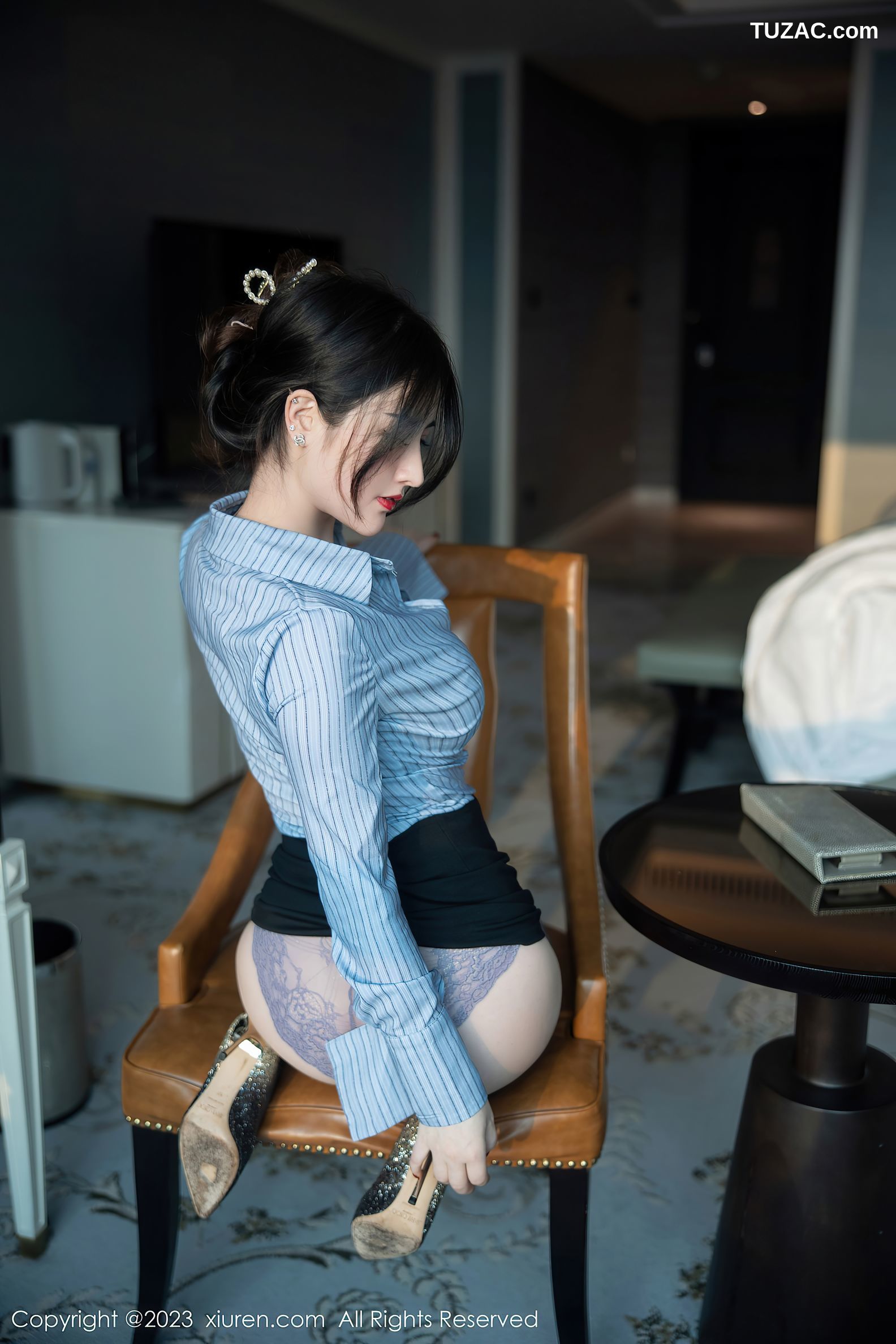 XiuRen秀人网-6343-诗诗Kiki-条纹T恤黑短裙性感蕾丝内衣黑丝-2023.03.01