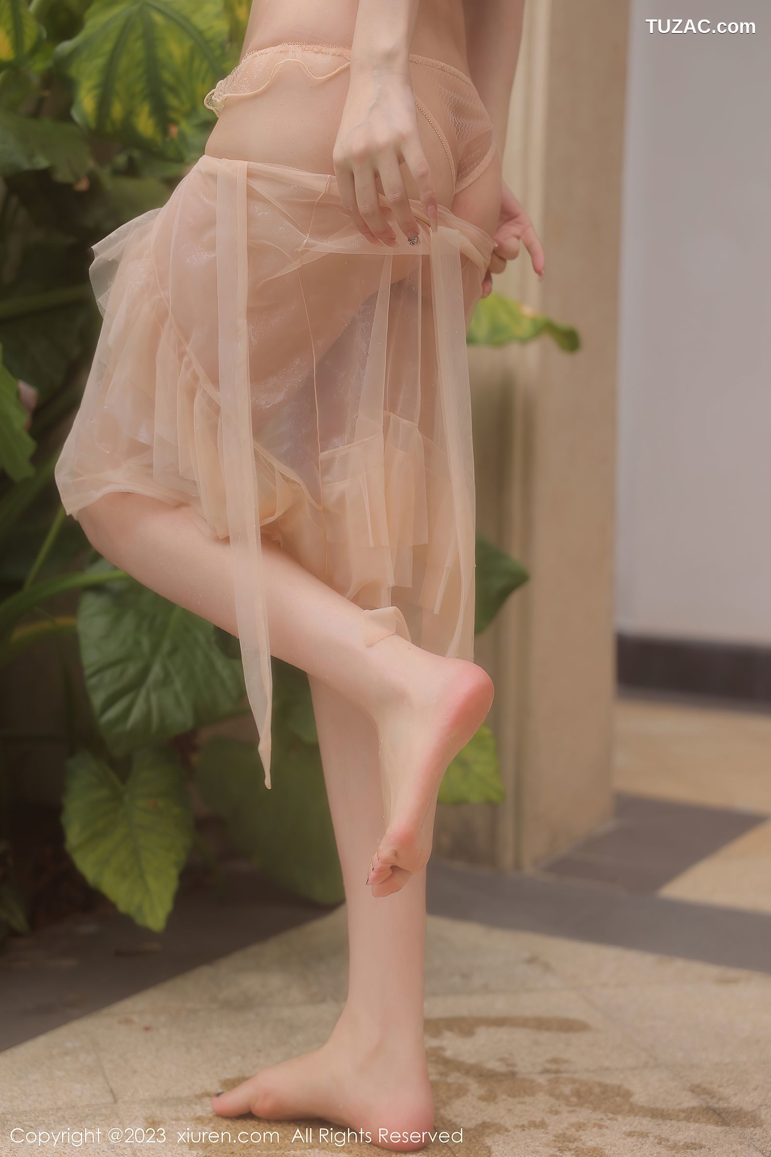 XiuRen秀人网-6370-李雅柔182CM-泳池场景性感浅色薄透连衣长裙-2023.03.07