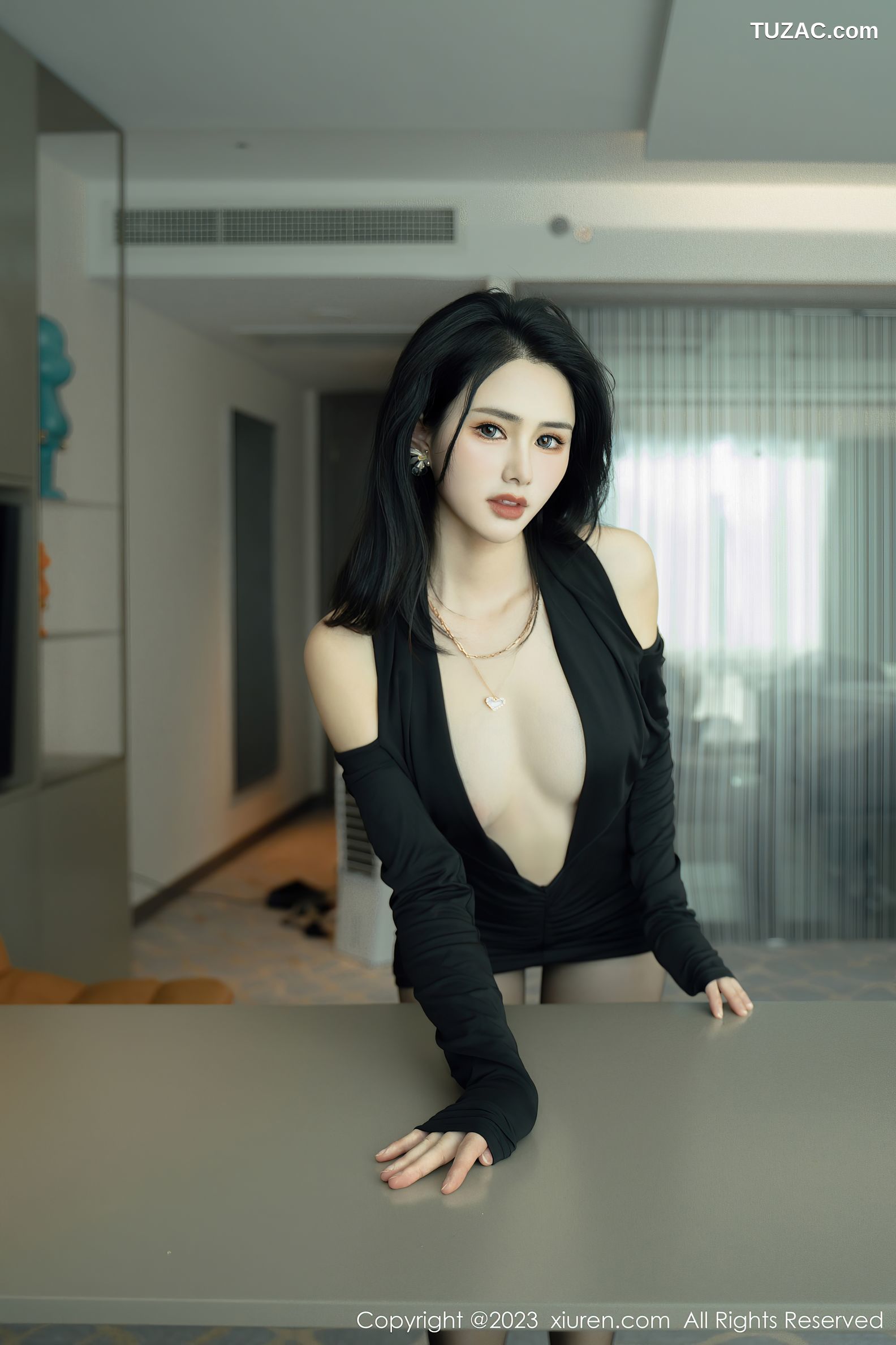 XiuRen秀人网-6385-艾希儿-黑色开胸服饰超薄黑丝-2023.03.09