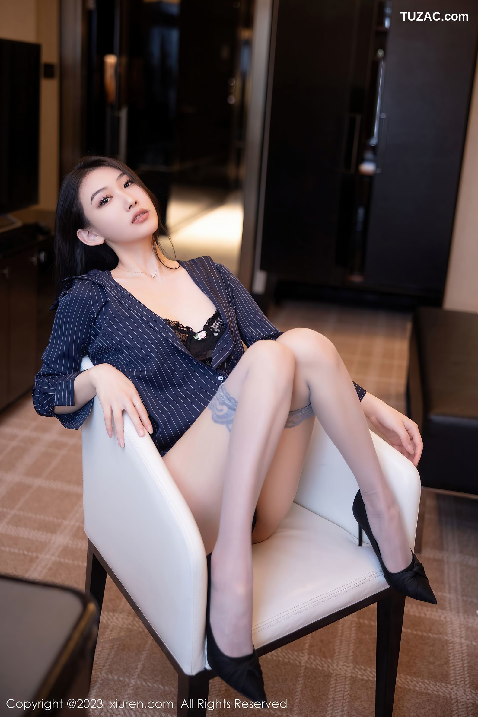 XiuRen秀人网-6418-李佳芮Cherie-深色条纹服短裙黑色蕾丝情趣内衣-2023.03.15