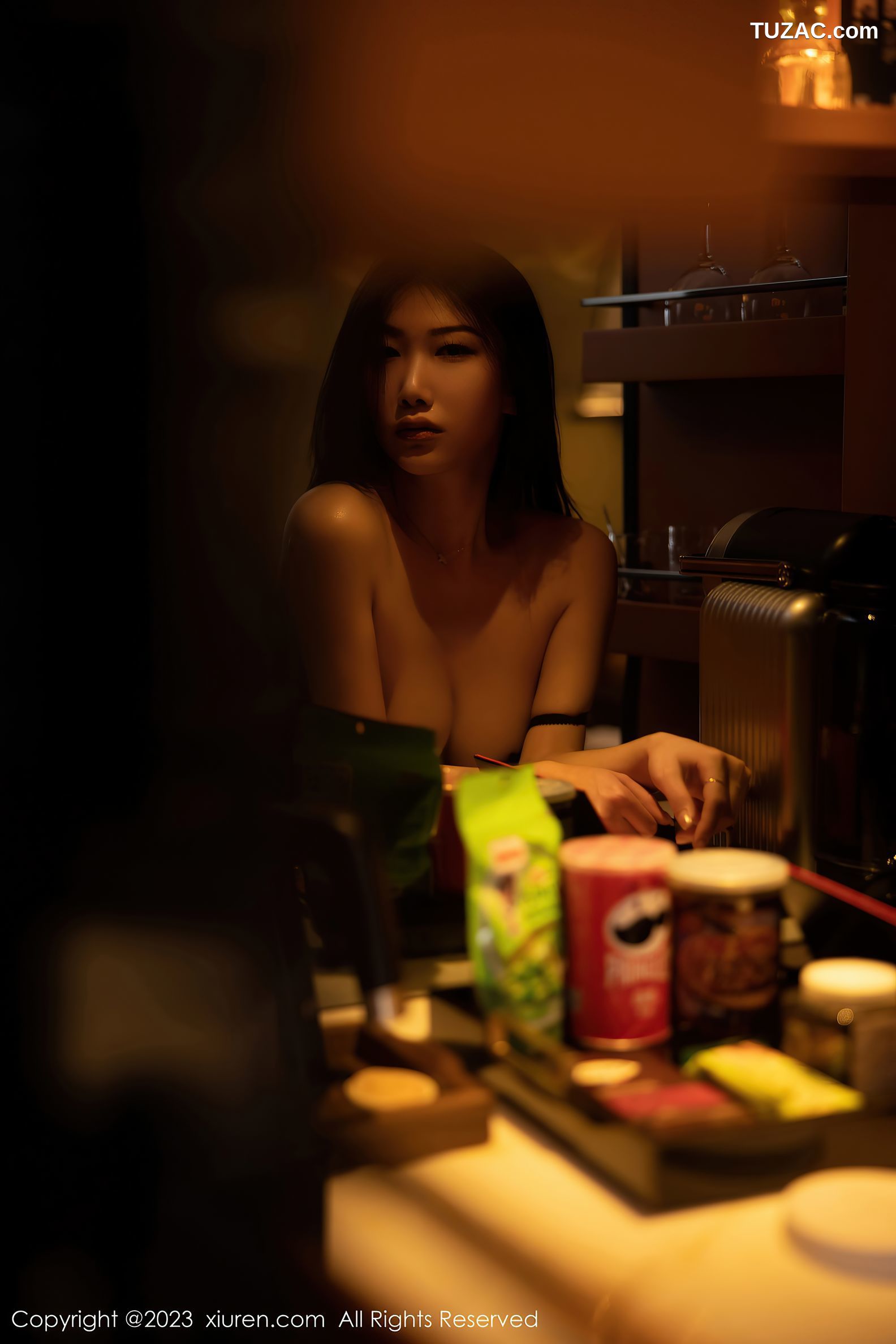 XiuRen秀人网-6418-李佳芮Cherie-深色条纹服短裙黑色蕾丝情趣内衣-2023.03.15