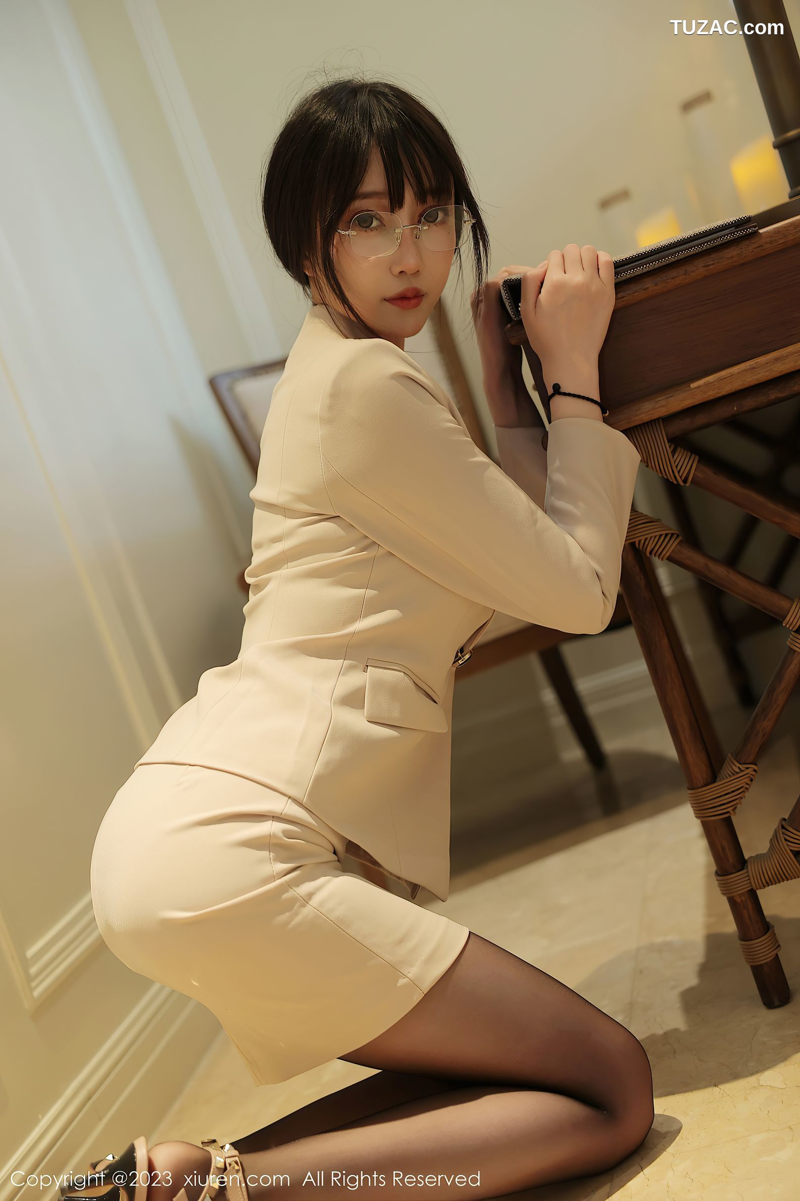 XiuRen秀人网-6428-玥儿玥er-浅色Ol服饰黑色蕾丝内衣超薄黑丝-2023.03.17
